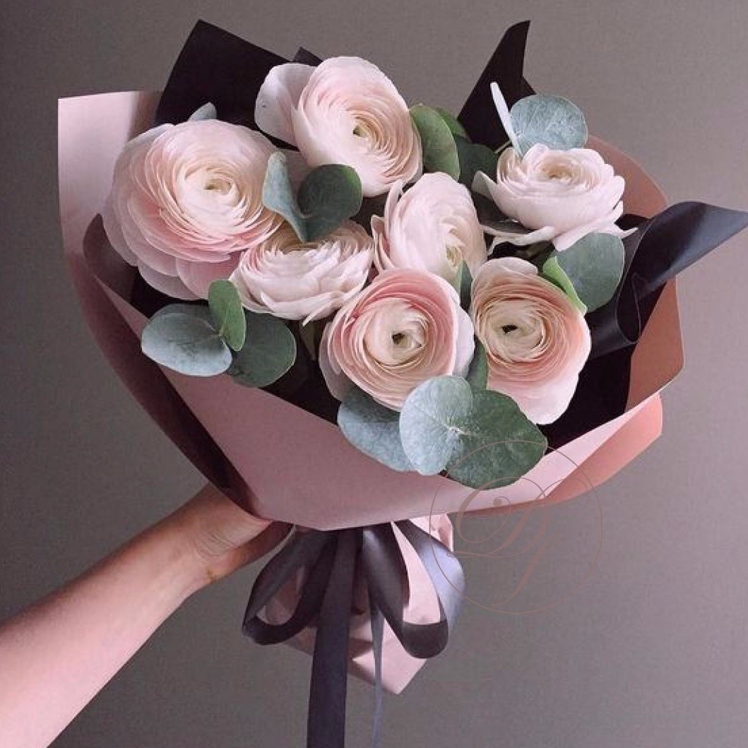 Букет из 7 ранункулюсов