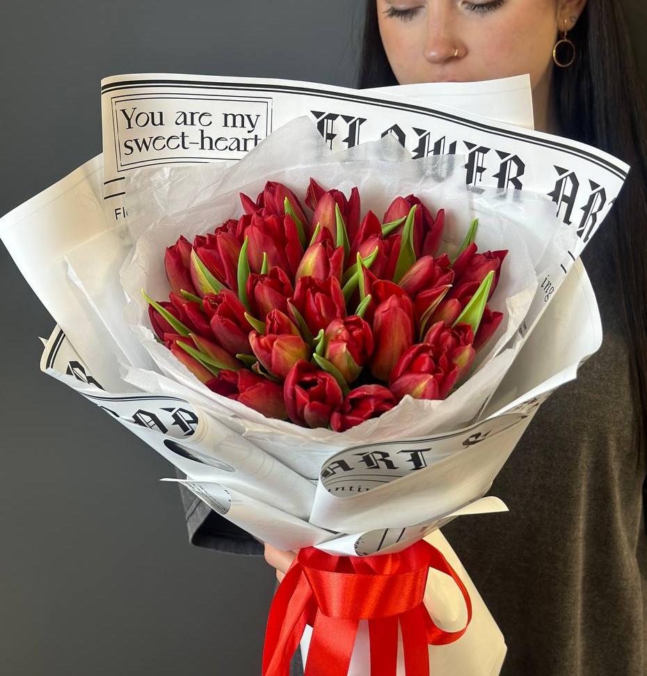 Букет из 25 красных тюльпанов в оформлении