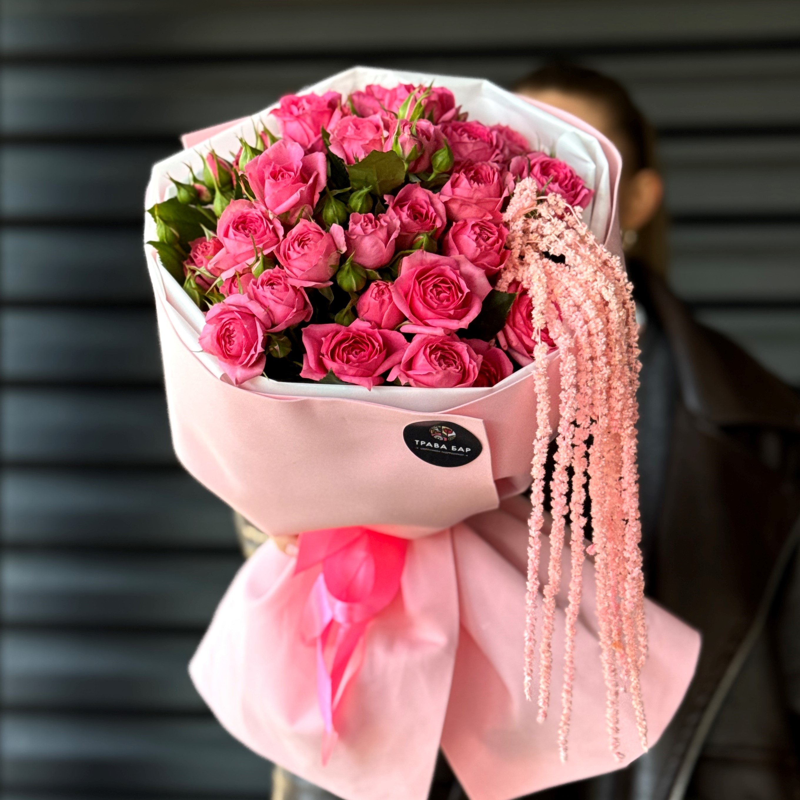 Букет из ярких кустовых пионовидных роз 40/50 см фото 1