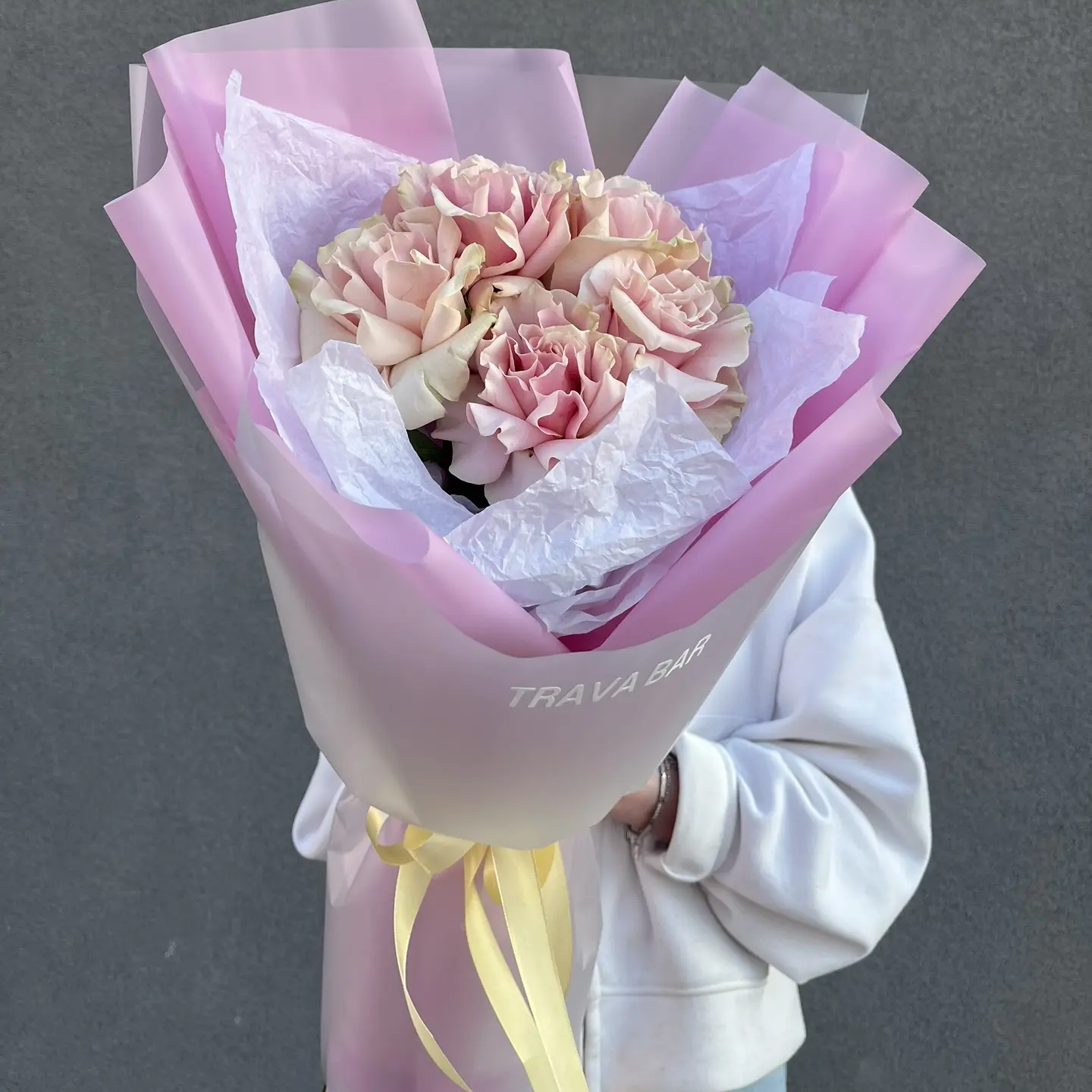 Букет "5 нежно-розовых французских роз в оформлении" фото 1