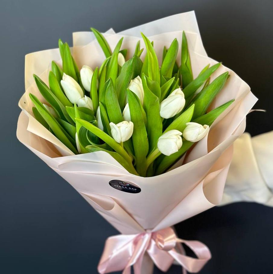 25 белых тюльпанов в оформлении