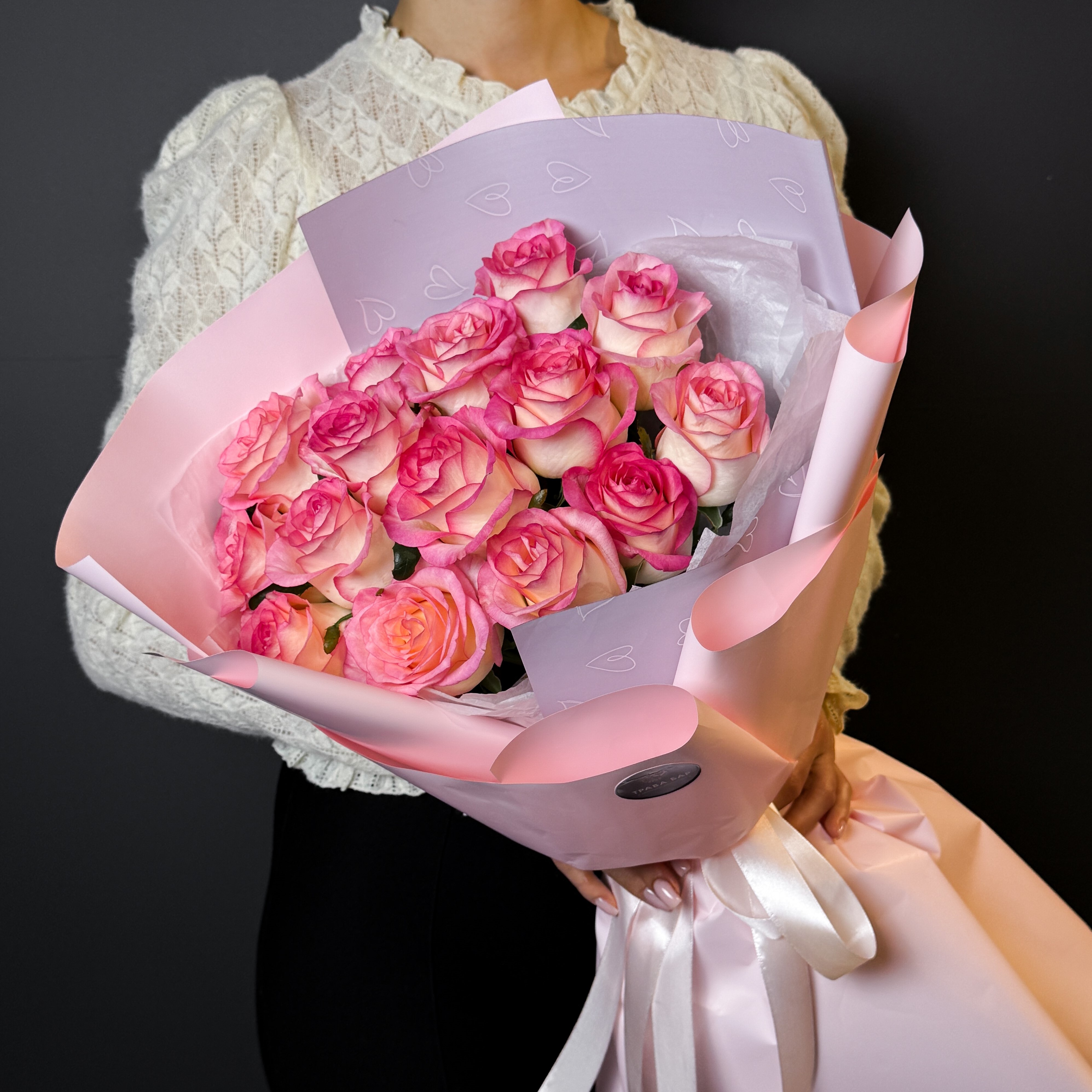 Букет из 15 бело-розовых роз 50/60 см
