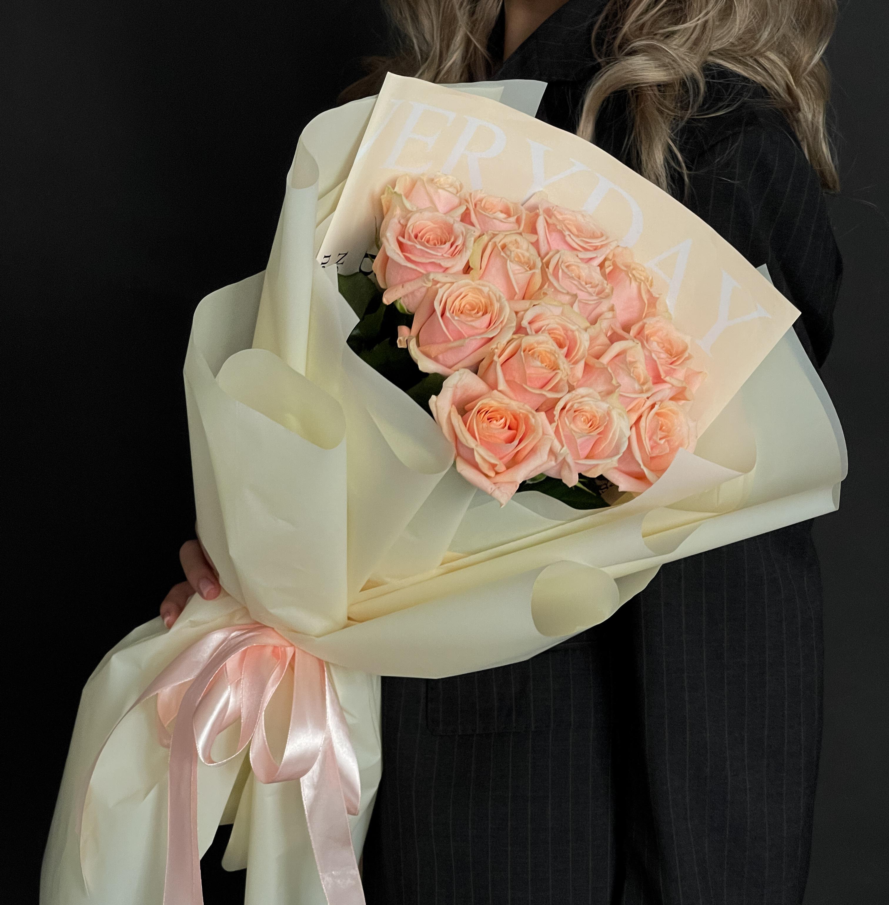 Букет из 15 персиковых роз 50 см фото 1