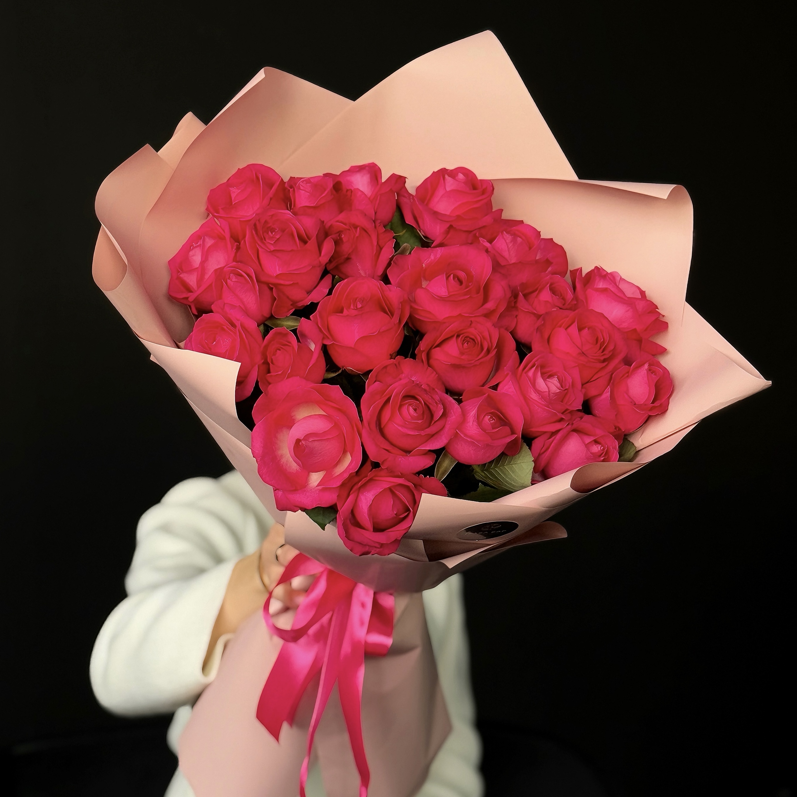 Букет из 25 вишневых роз 50/60 см в оформлении