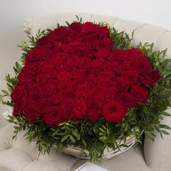 Сердце из 75 красных роз и зелени в корзине фото 1