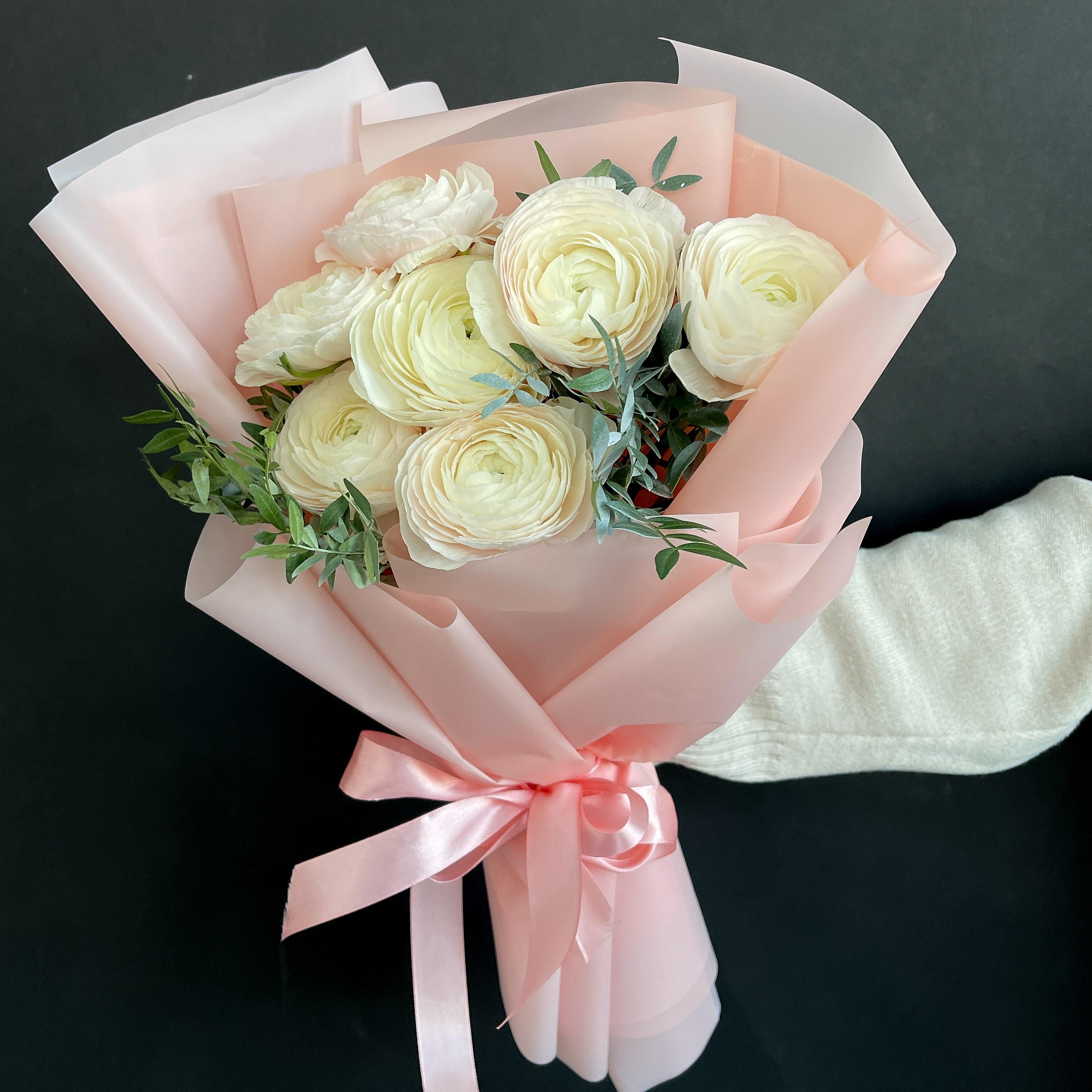 Букет из 7 нежных ранункулюсов с зеленью фото 1