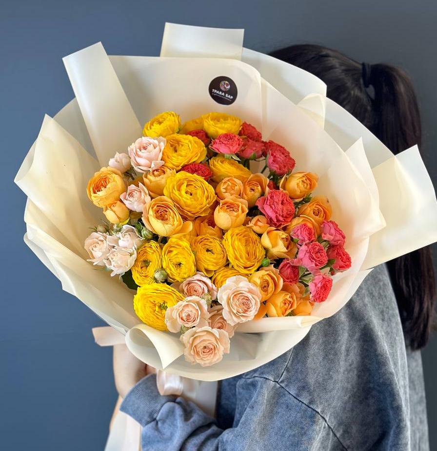 Букет из 15 кустовых пионовидных роз в оформлении