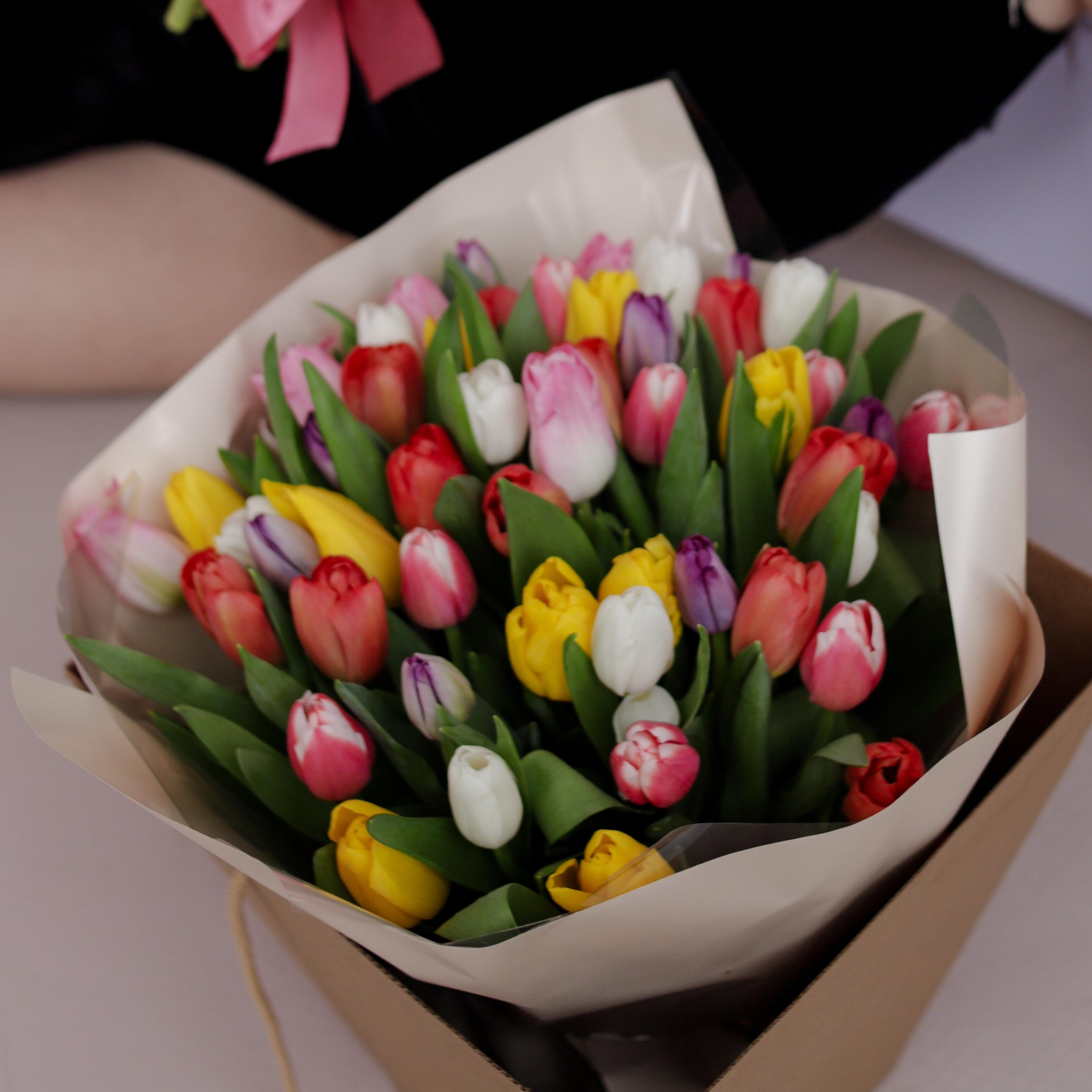 Букет из 51 разноцветного тюльпана