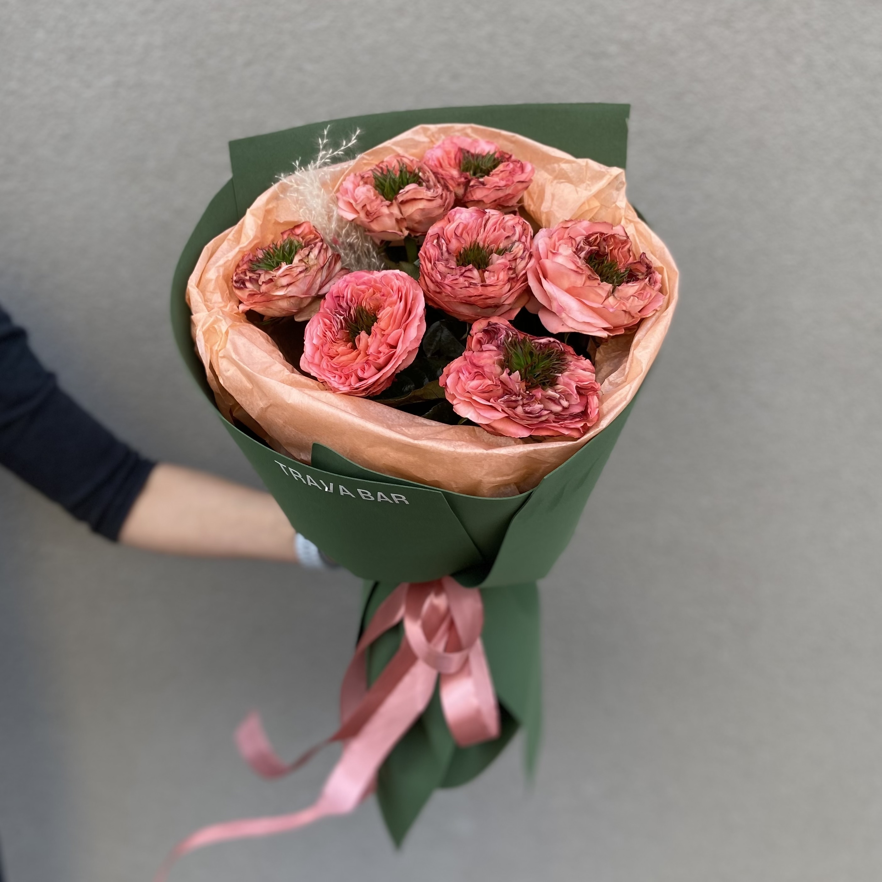 Букет из 7 нежных пионовидных роз 50 см фото 1