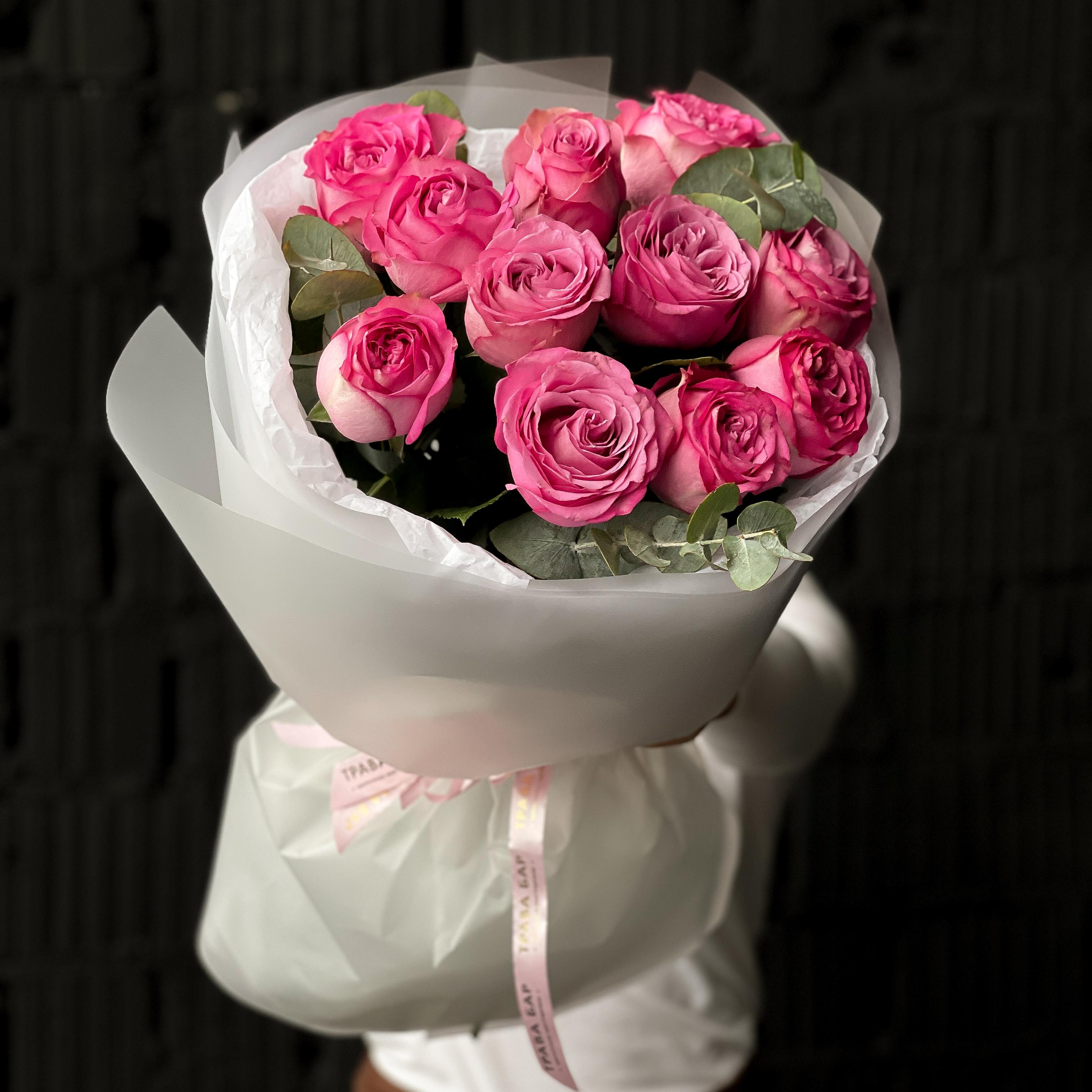 Букет из 11 розовых пионовидных роз с эвкалиптом