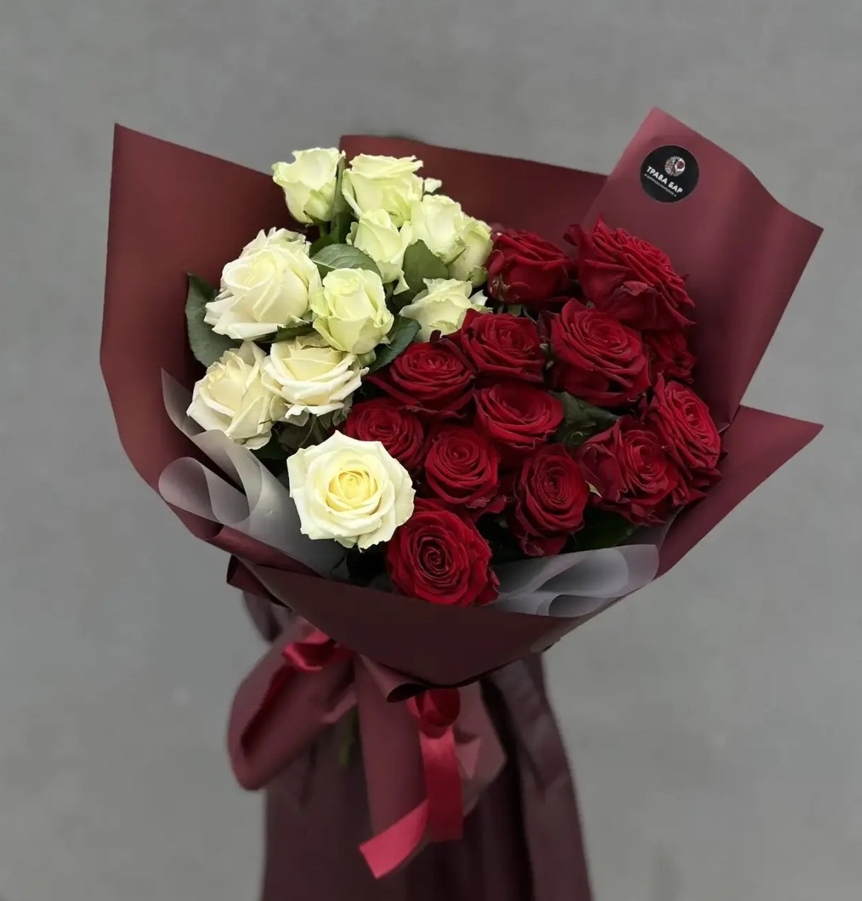 Букет из 25 белых и красных роз 50/60 см