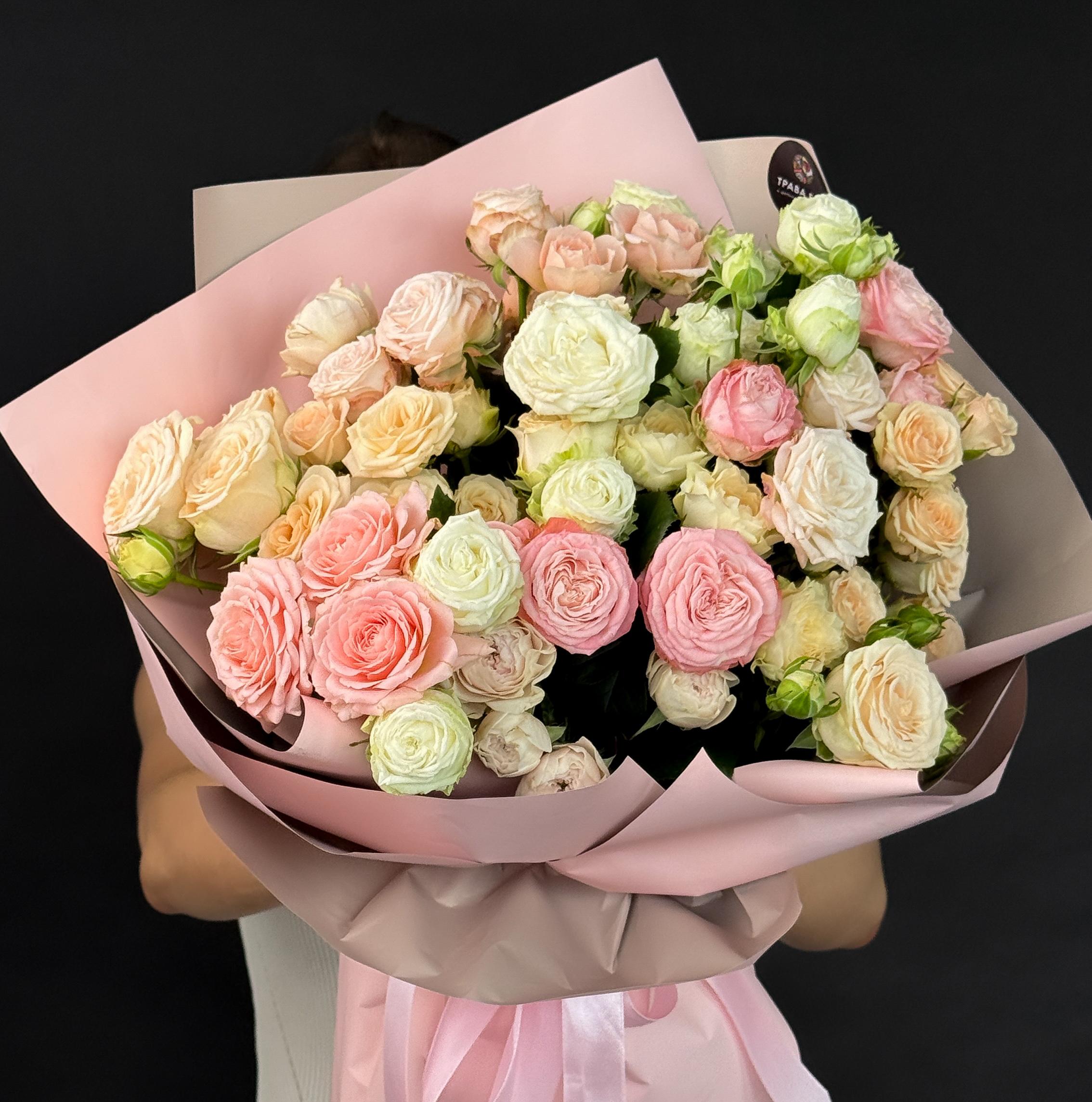 17 нежных кустовых роз в оформлении фото 1