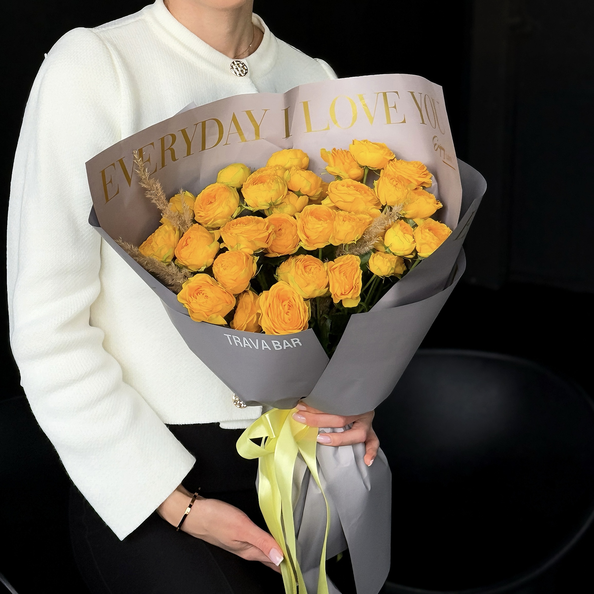 Букет из 9 лимонных кустовых пионовидных роз