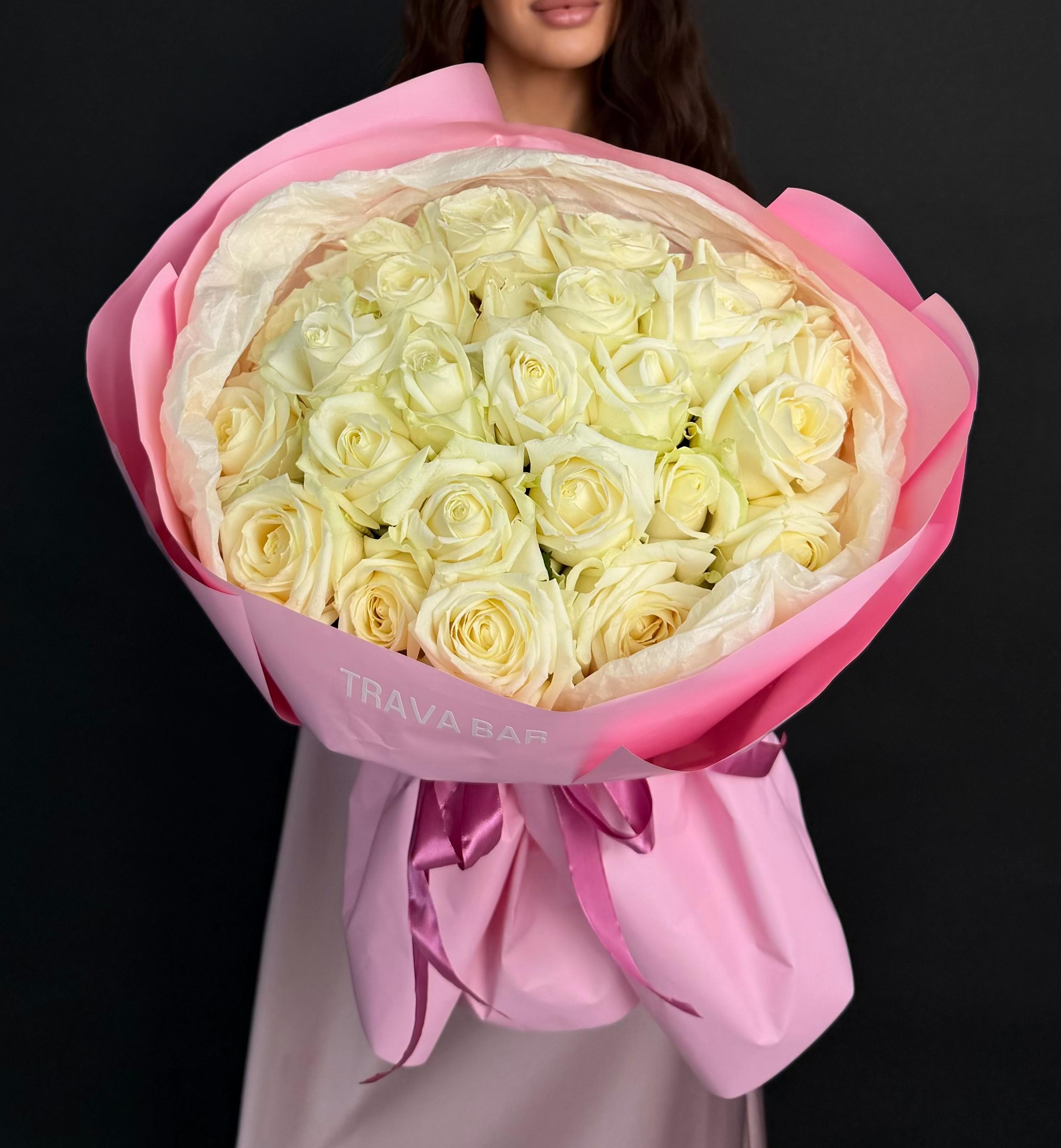 25 белых роз 50/60 в стильном оформлении