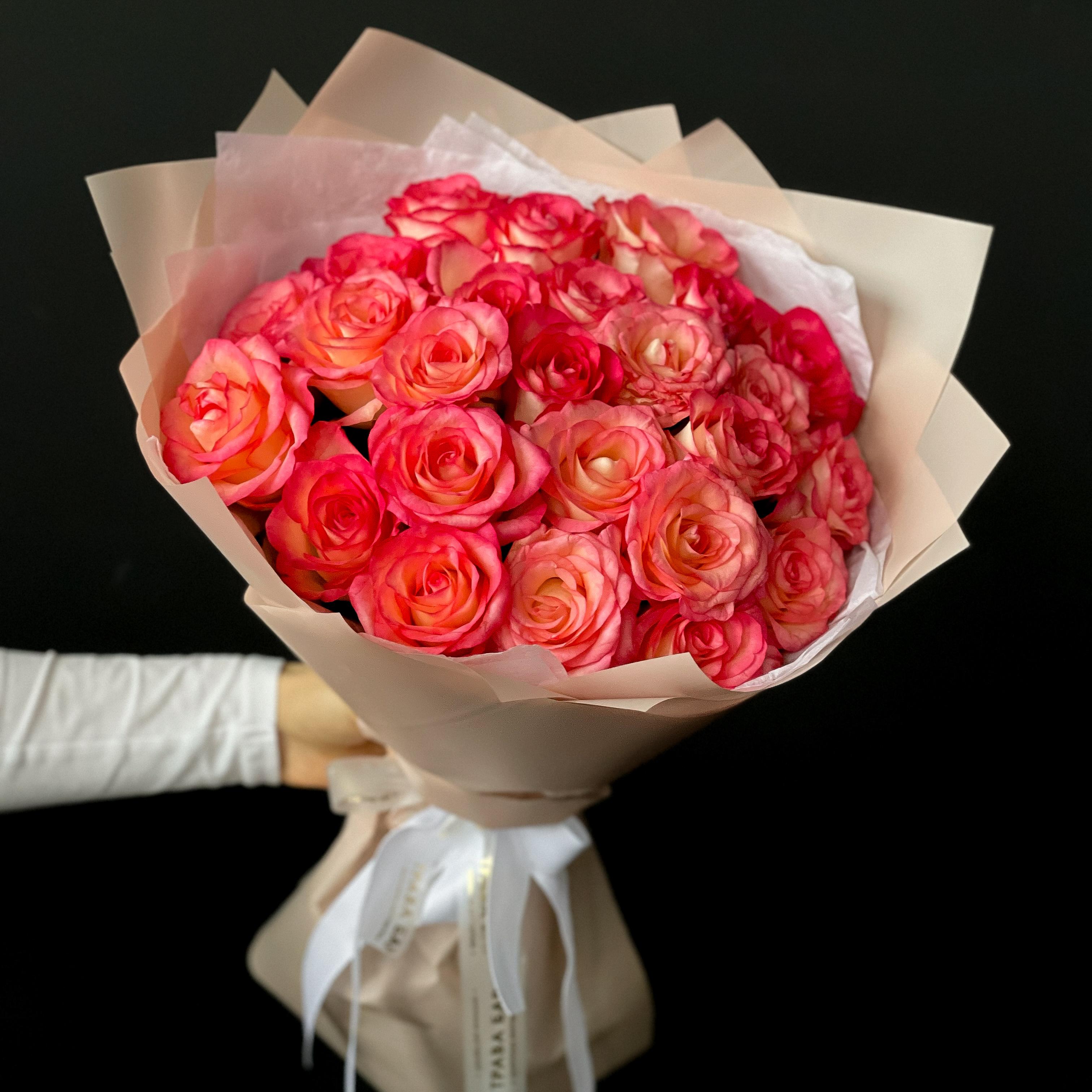 Букет из 25 бело-розовых роз 70/80 см фото 1