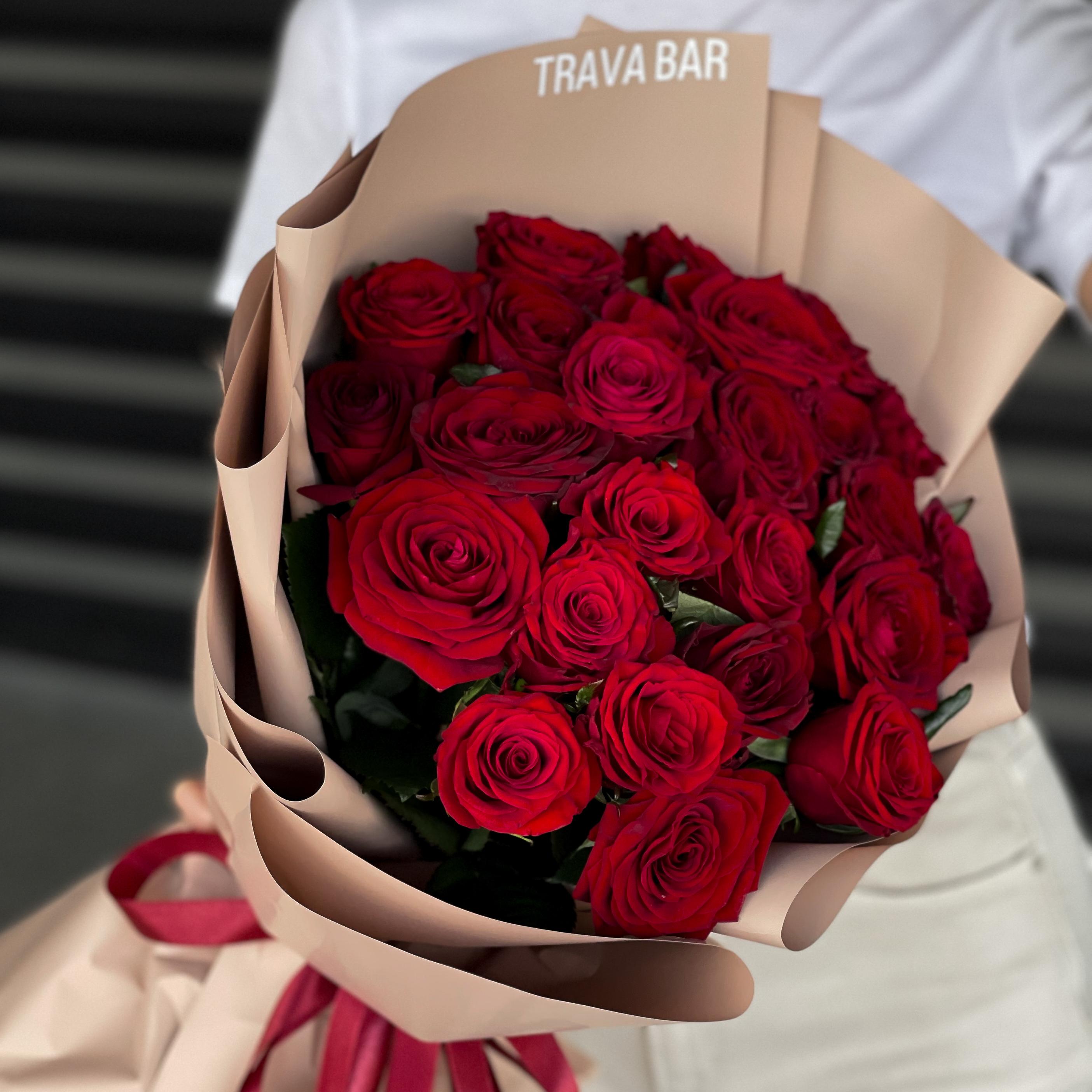 Букет из 25 бордовых роз 50/60 в стильном оформлении фото 1