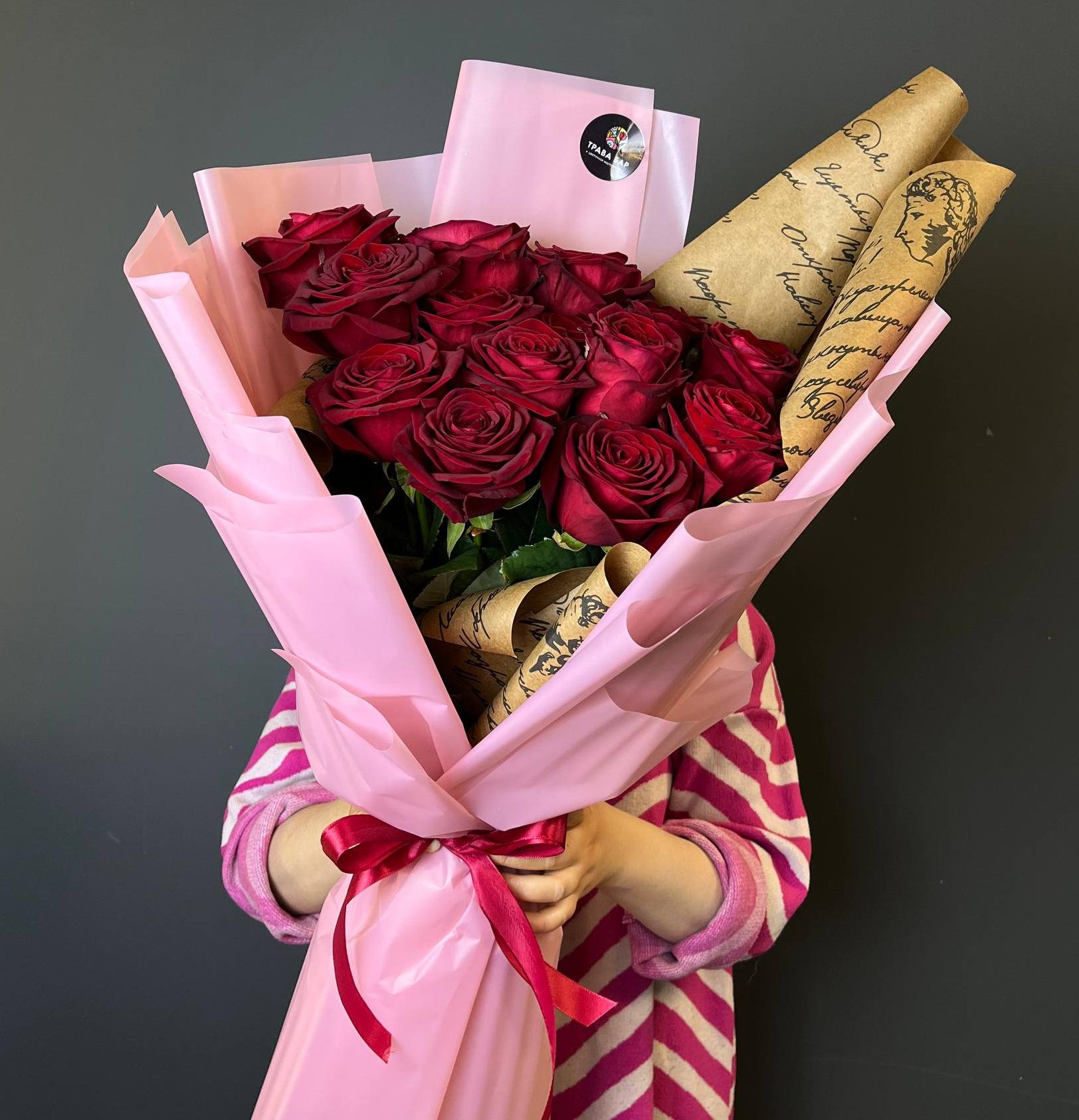 Гигант из 15 красных роз 70/80 см в оформлении