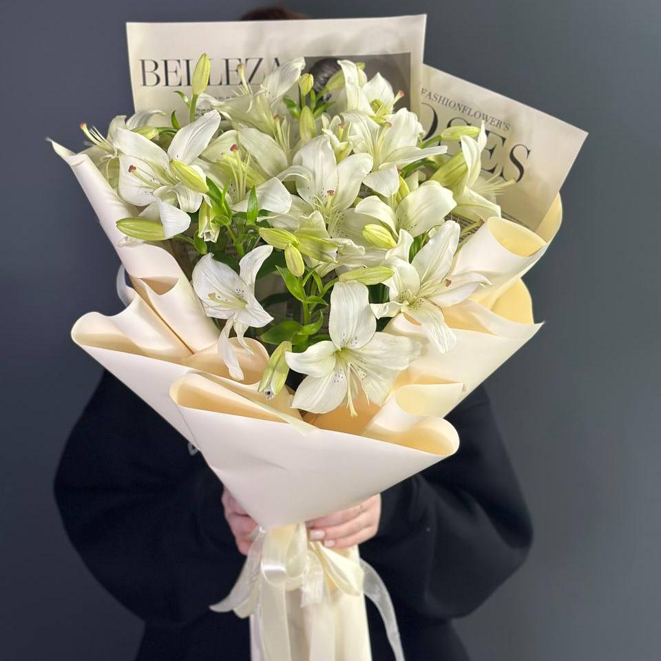 Букет из 7 белых лилий в оформлении