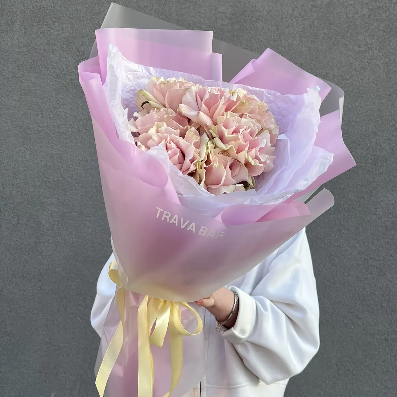 Букет "7 нежно-розовых французских роз в оформлении"