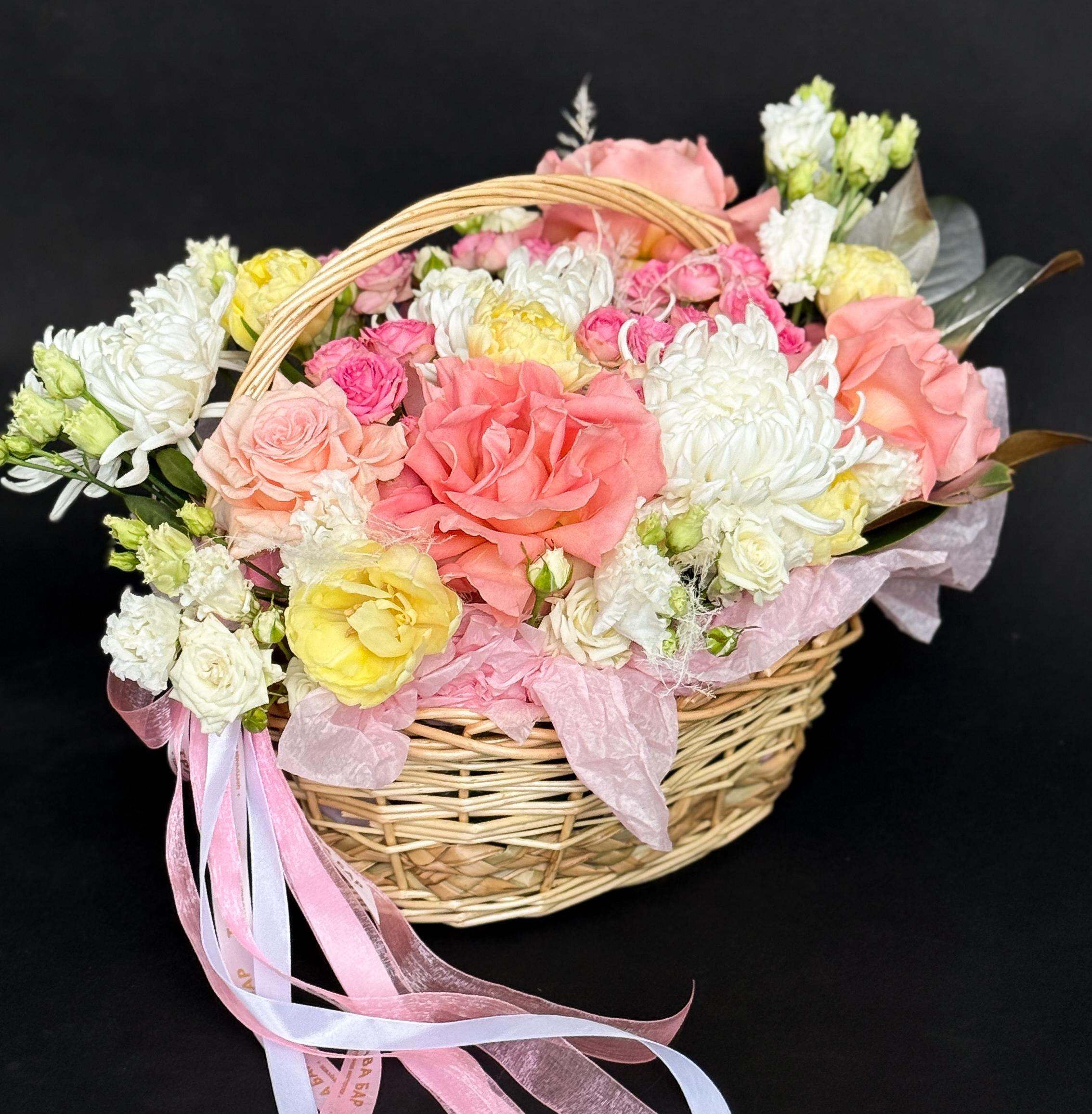 Композиция в корзине "Объятия цветов"