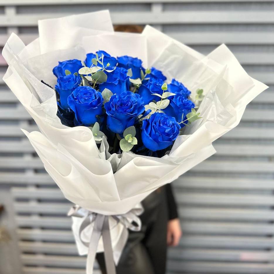 Букет из 11 синих роз с эвкалиптом