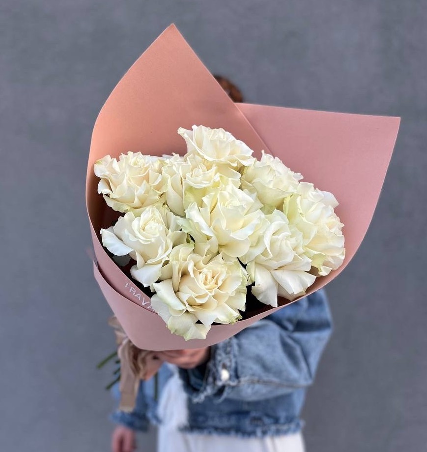 9 белых французских роз в стильном оформлении