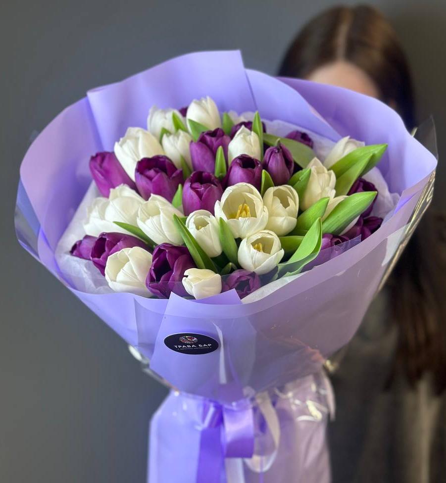 Букет "35 белых и фиолетовых тюльпанов в оформлении"