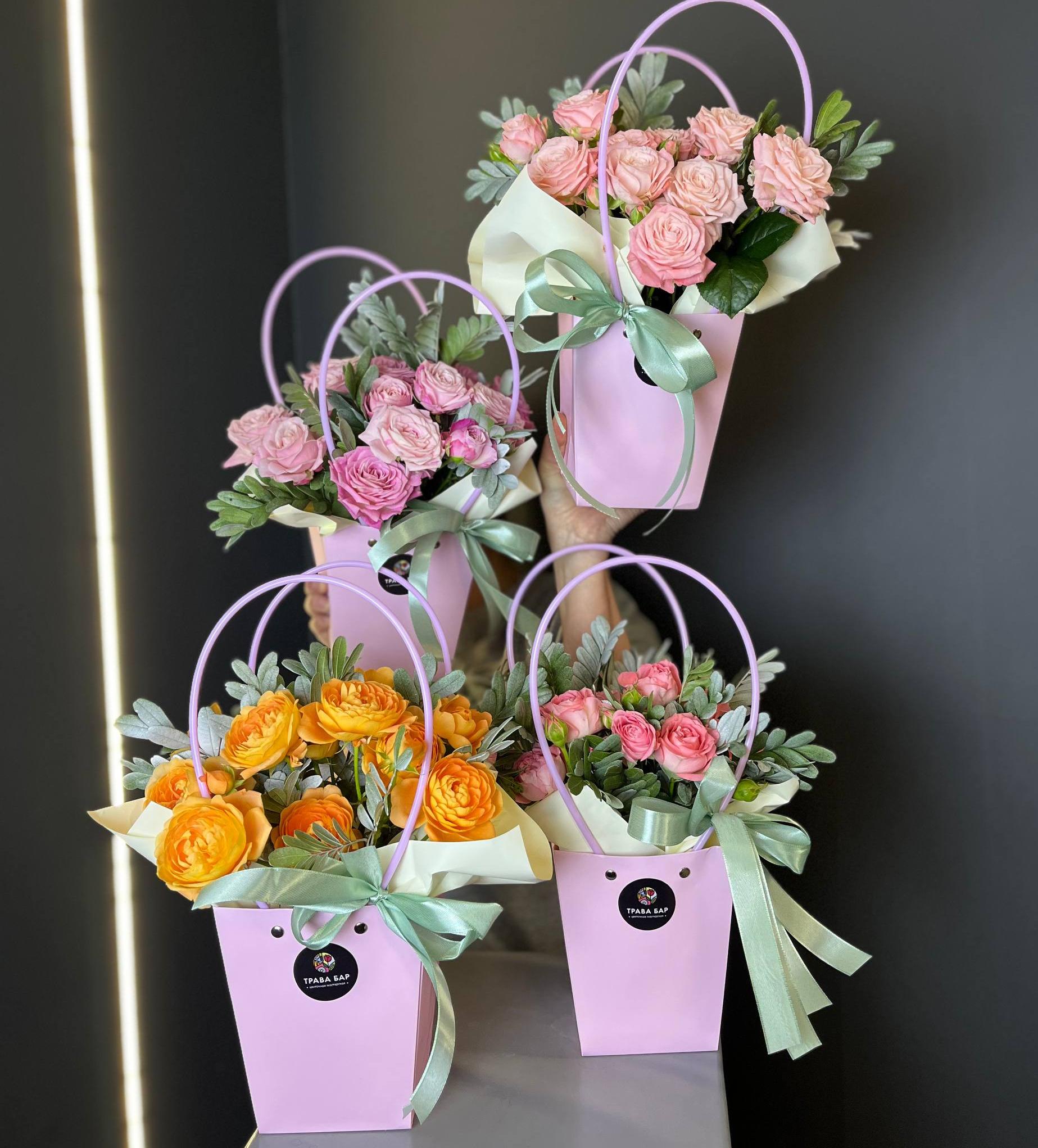 Сумочки из кустовых пионовидных роз и писташи