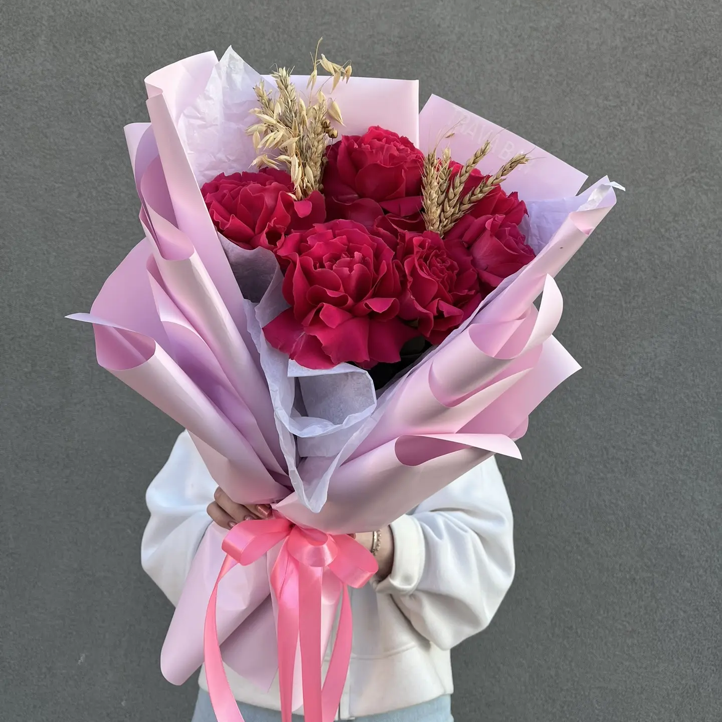 Букет "7 малиновых французских роз в оформлении" фото 1
