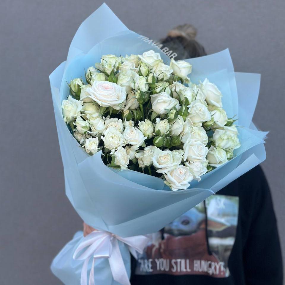 Букет из 15 белых кустовых пионовидных роз