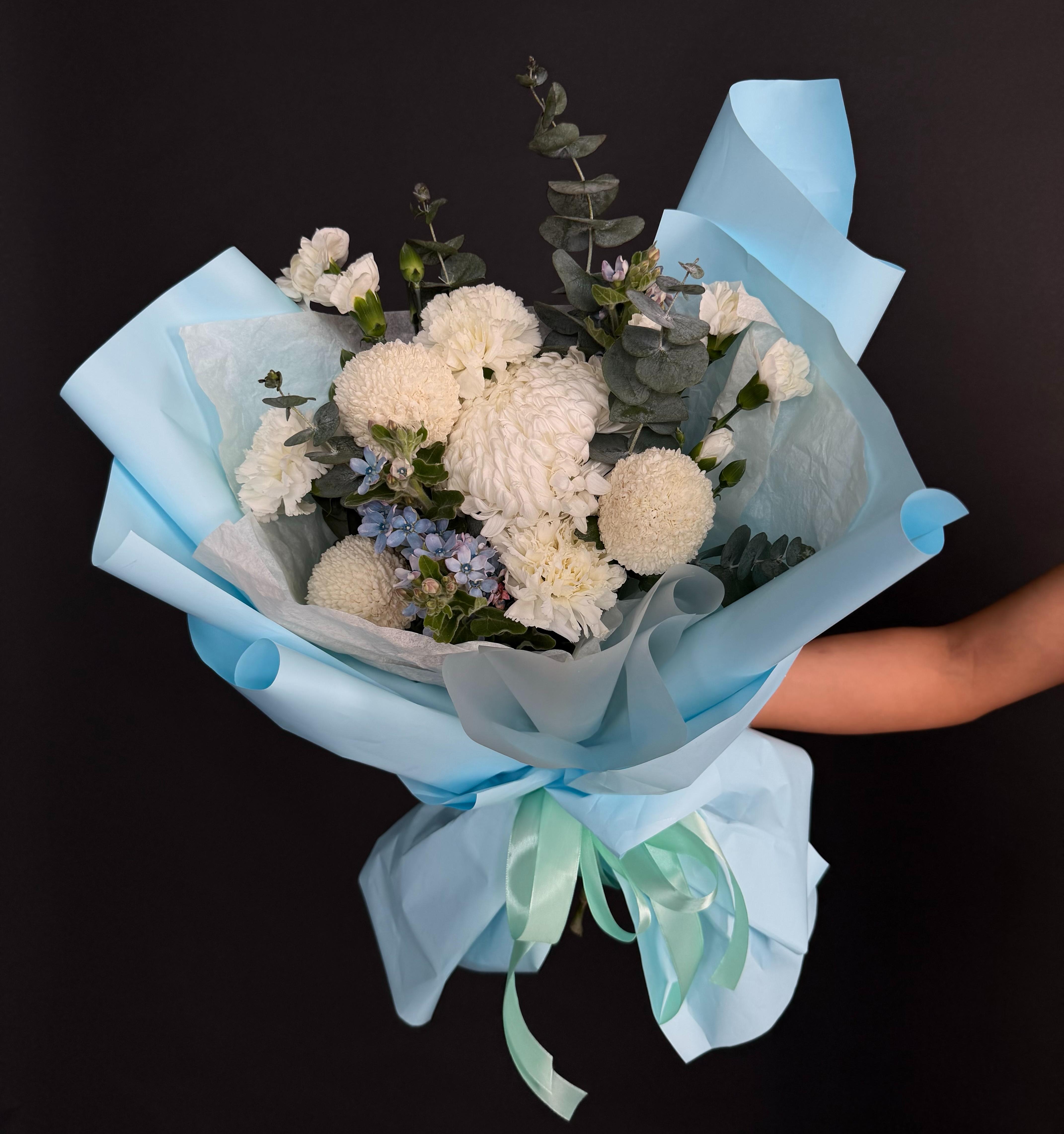 Букет из хризантем, твидии и диантусов