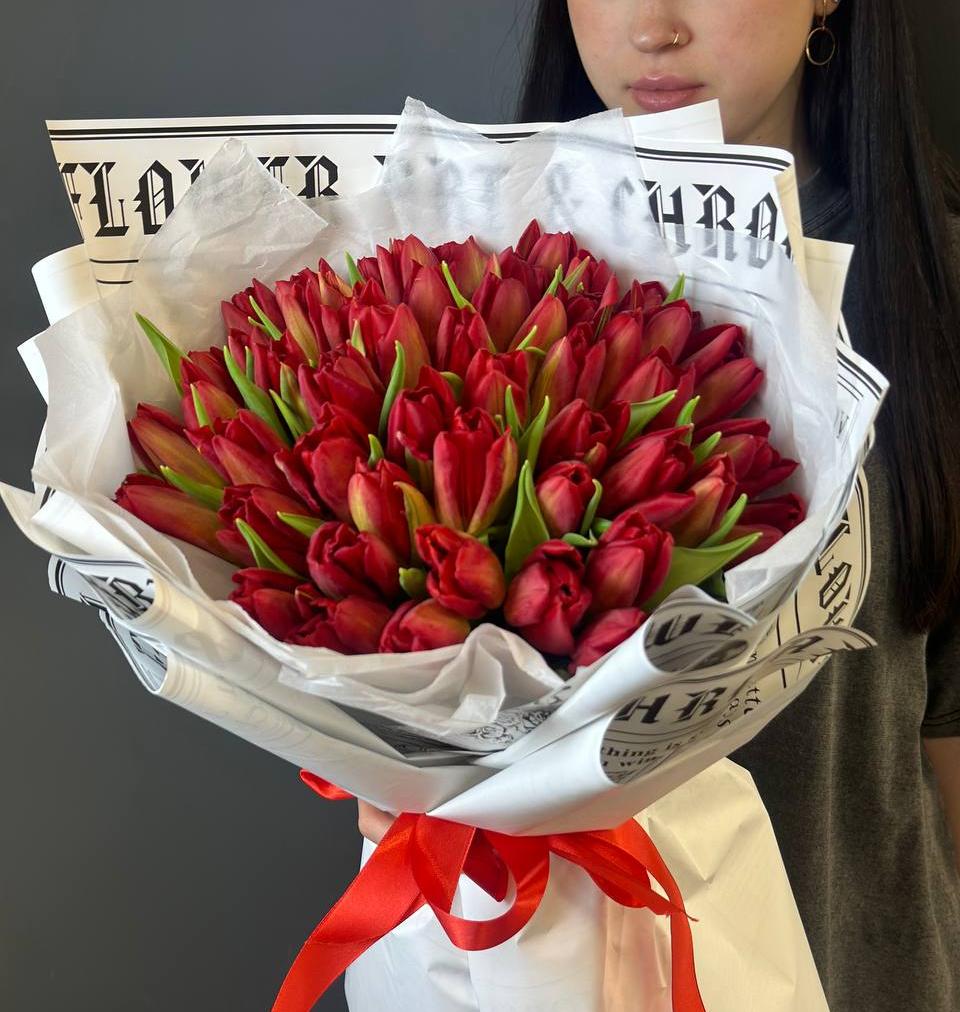 Букет из 51 красного тюльпана в оформлении