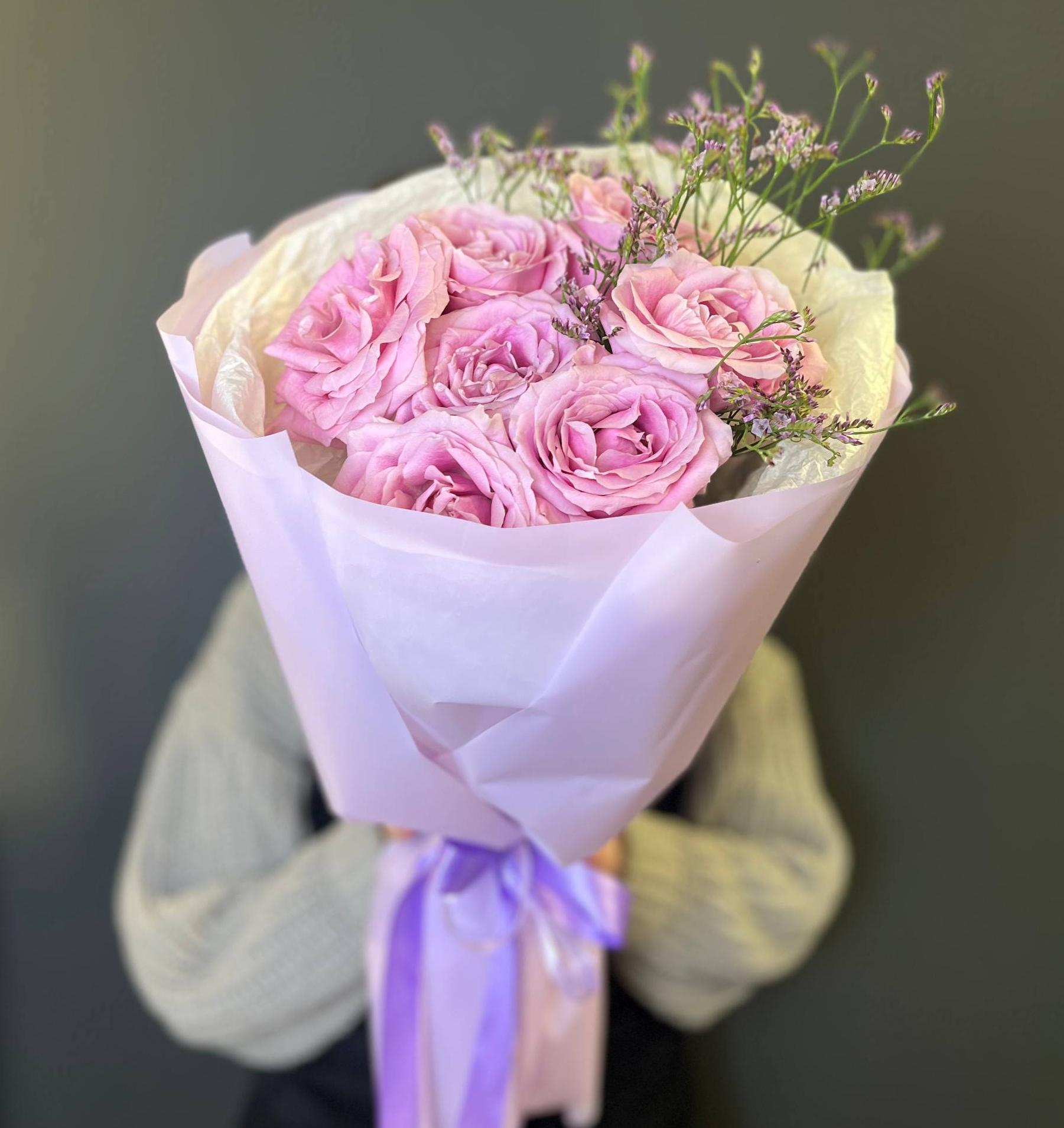 Нежный букет розовых роз с лимониумом фото 1