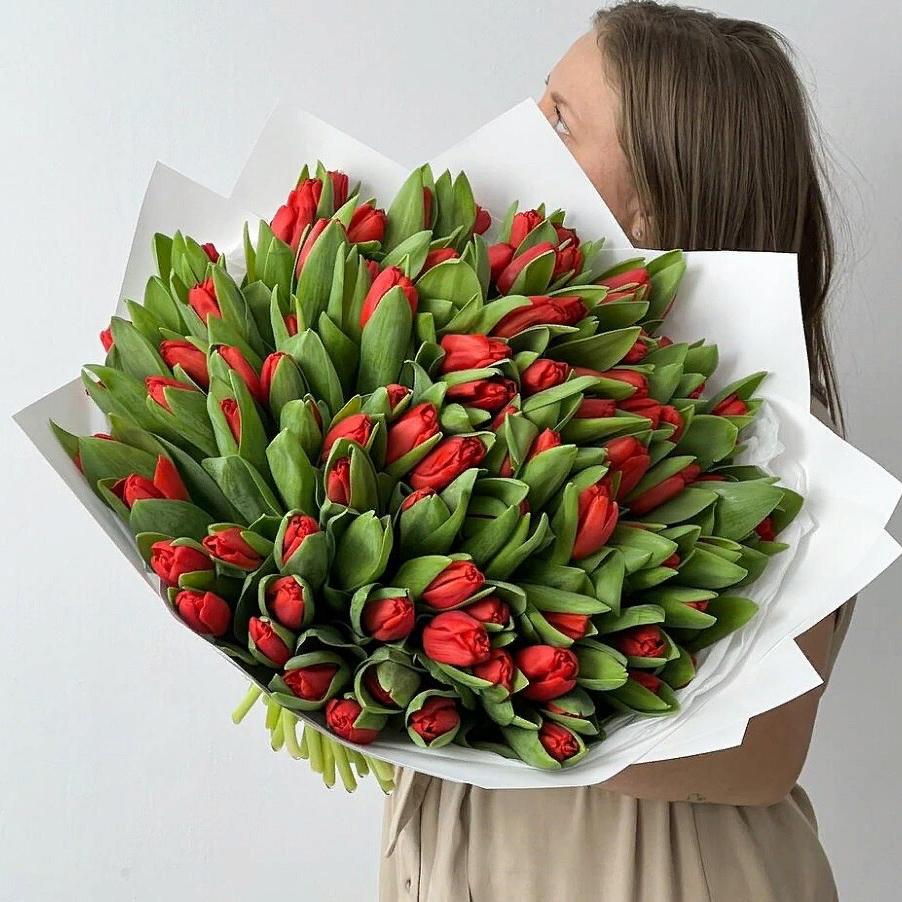 Букет "101 красный тюльпан в оформлении"
