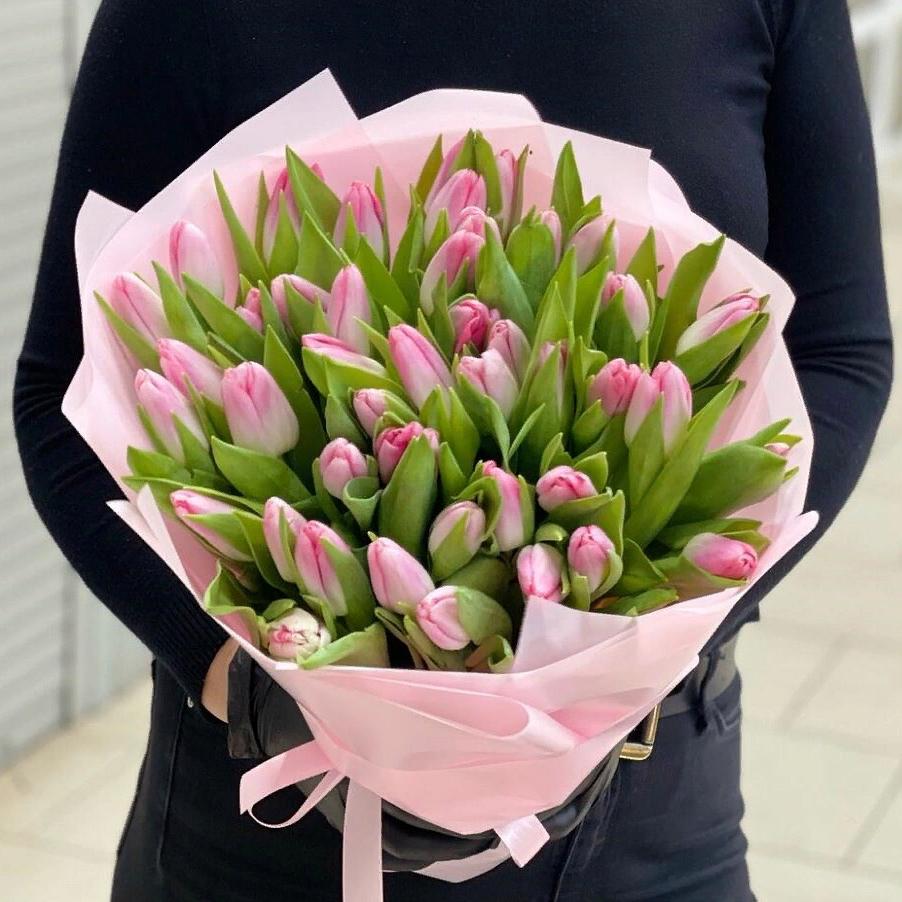 Букет "51 розовый тюльпан в оформлении"
