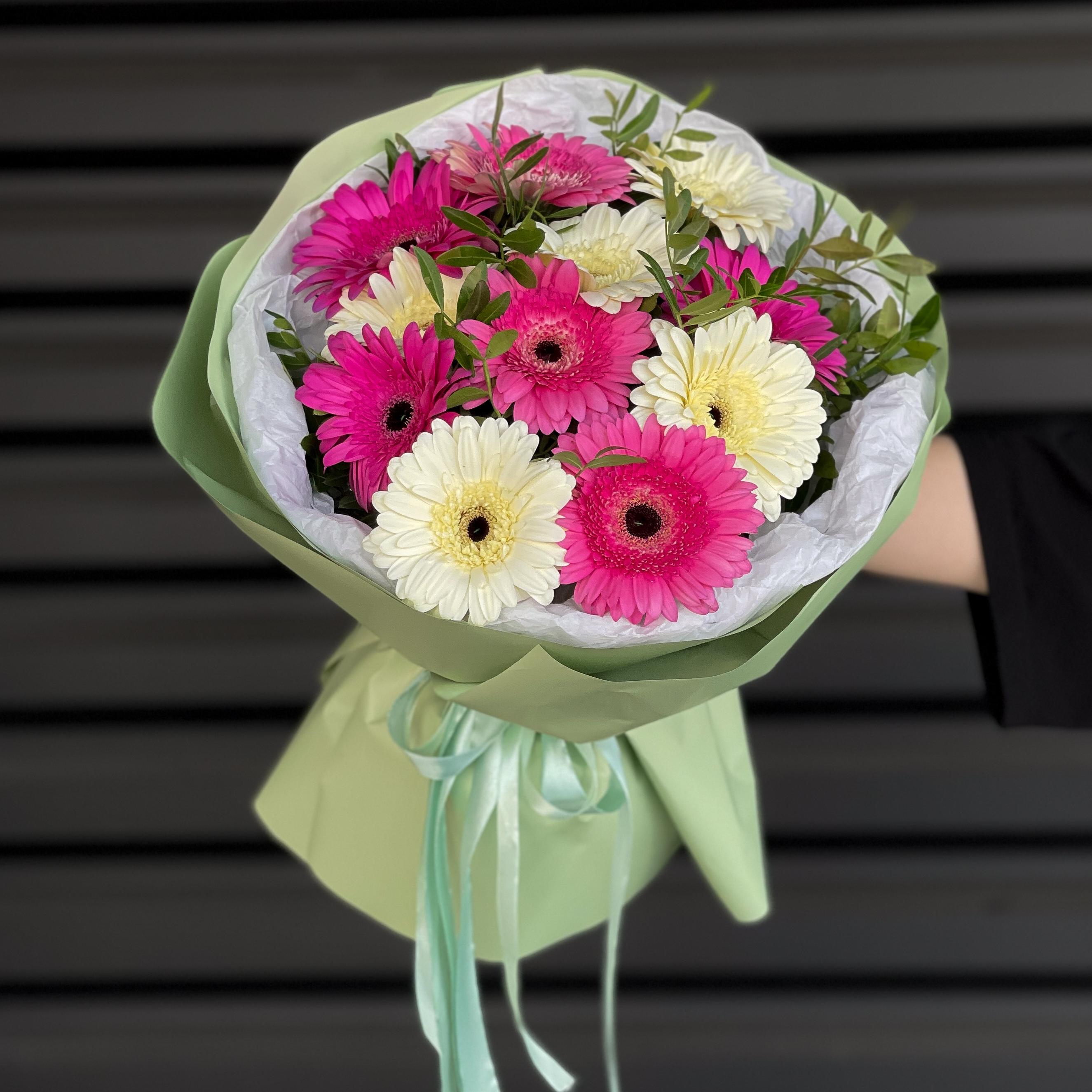 Букет из 11 гербер с зеленью