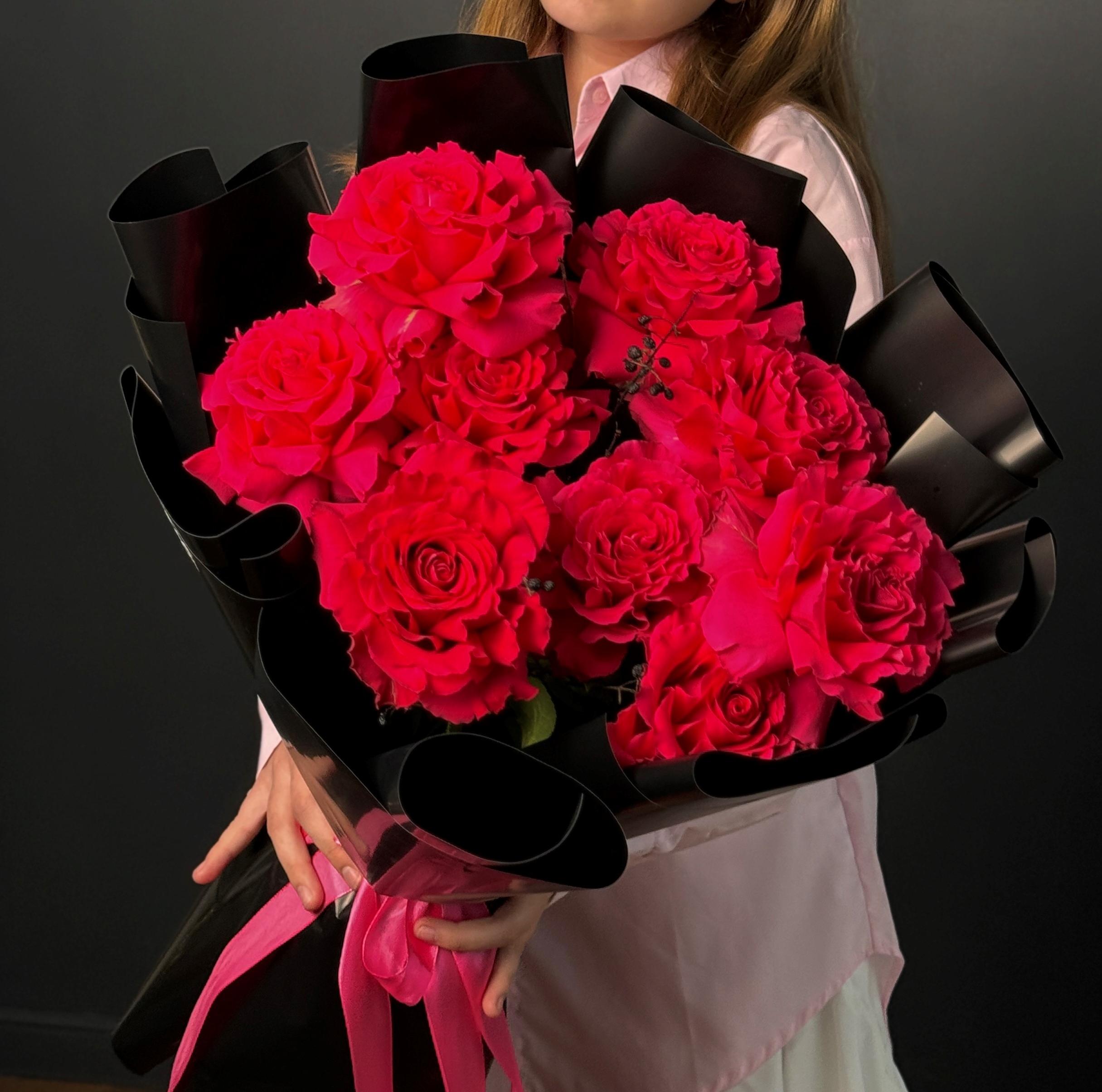 9 малиновых французских роз с бузиной