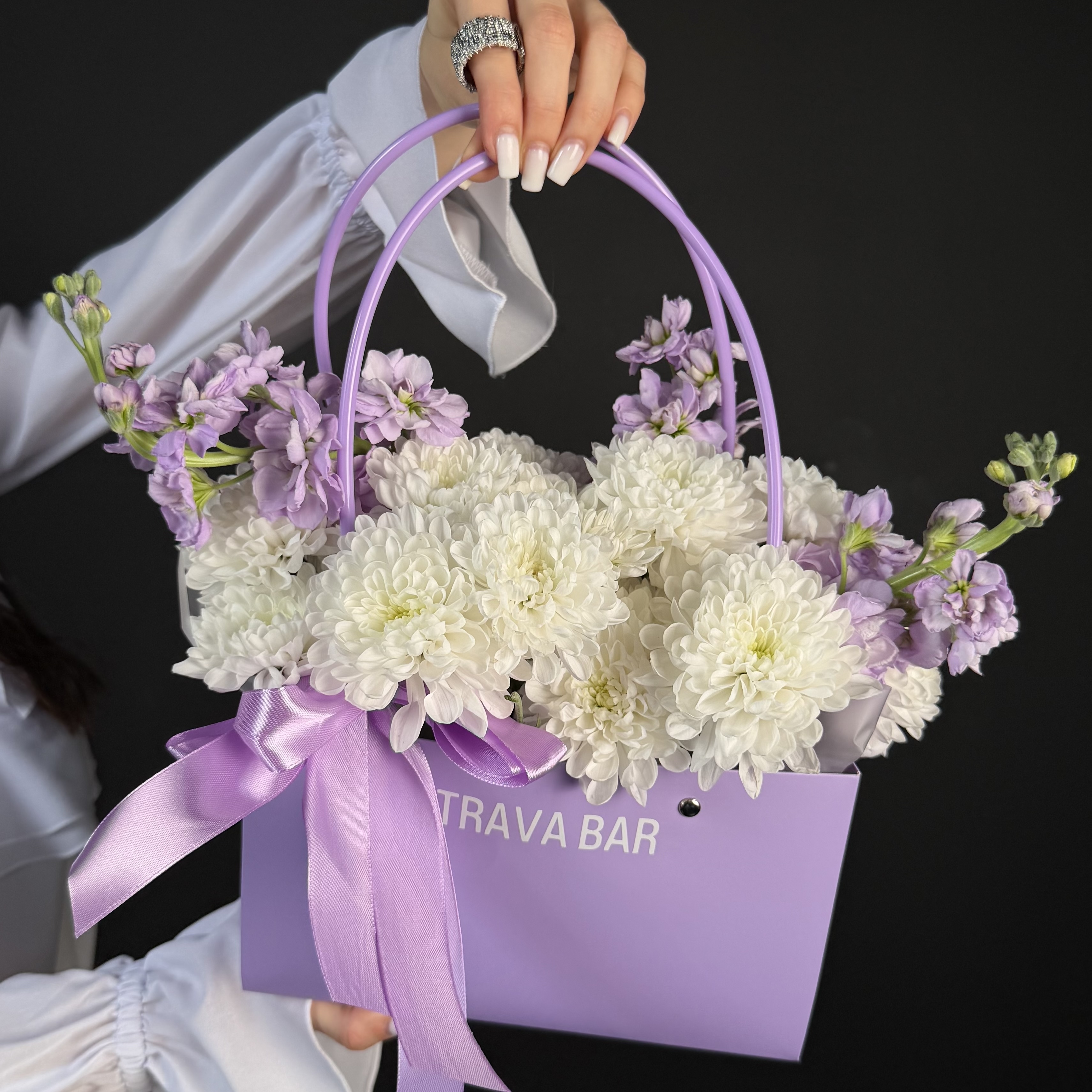 Композиция из хризантем и маттиолы фото 1