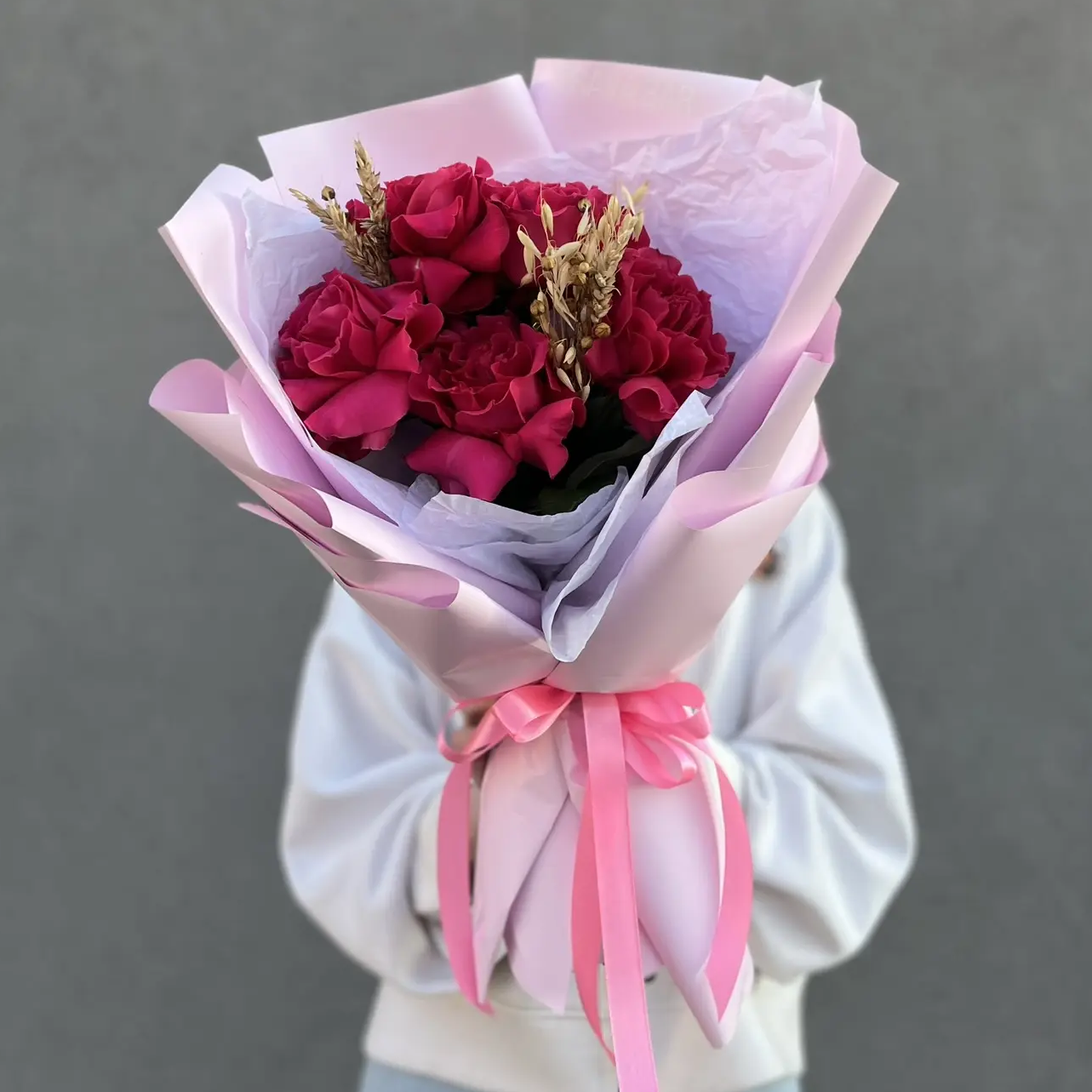 Букет "5 малиновых французских роз в оформлении"