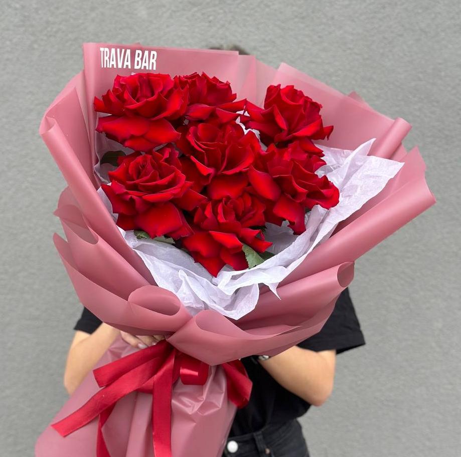 Букет "7 красных французских роз в оформлении"