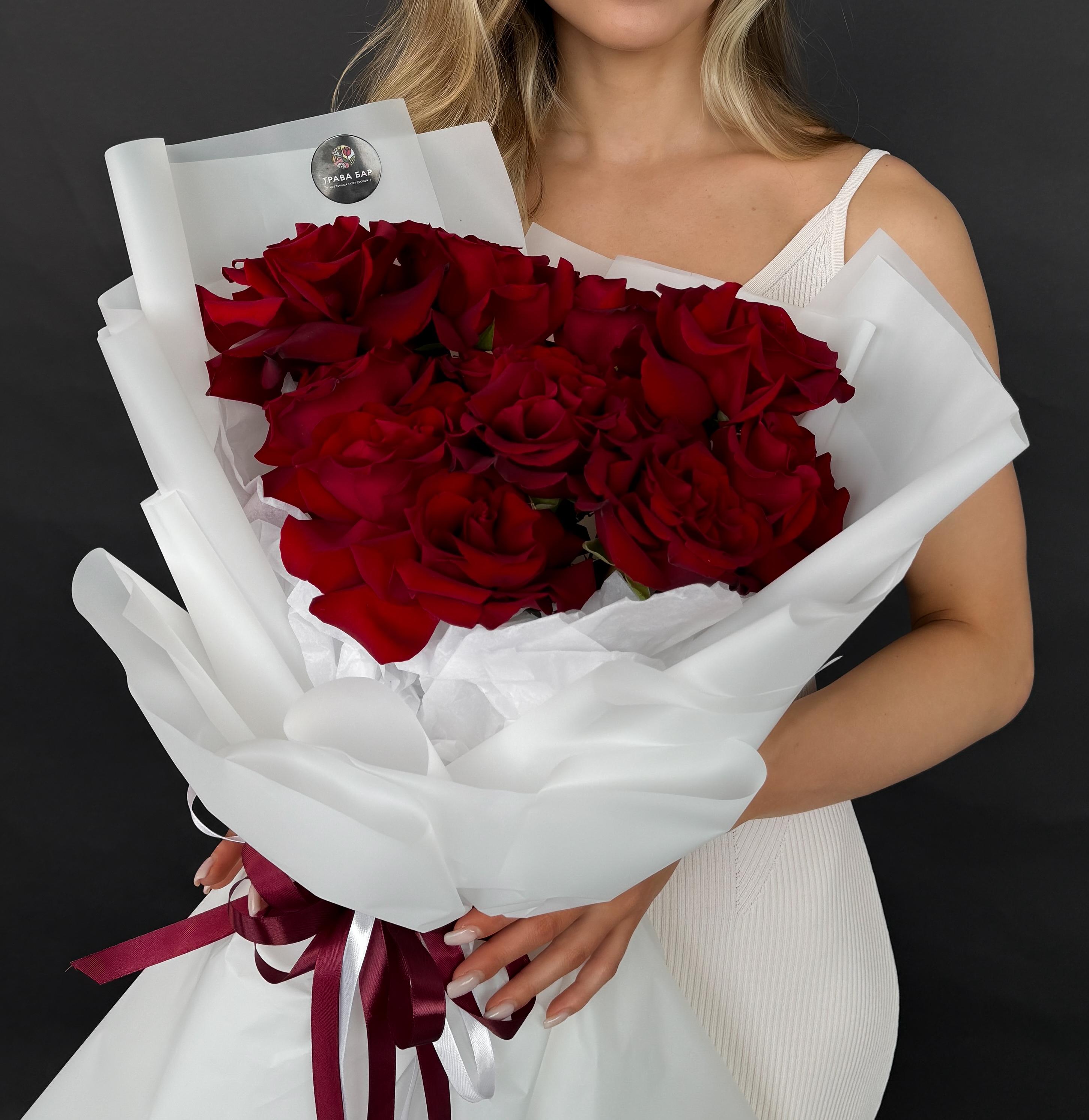 11 бордовых французских роз в оформлении фото 1