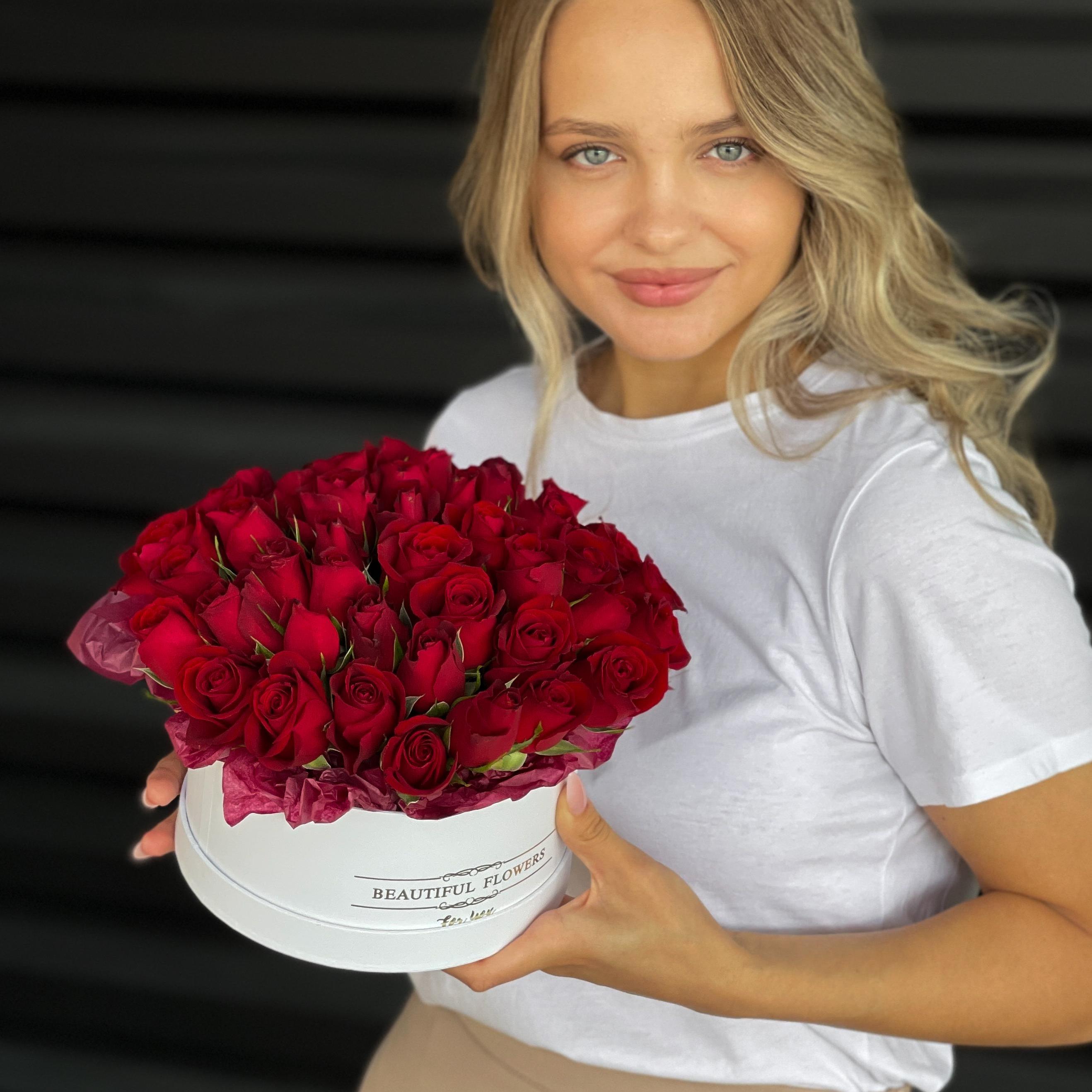 Композиция из 45 бордовых роз