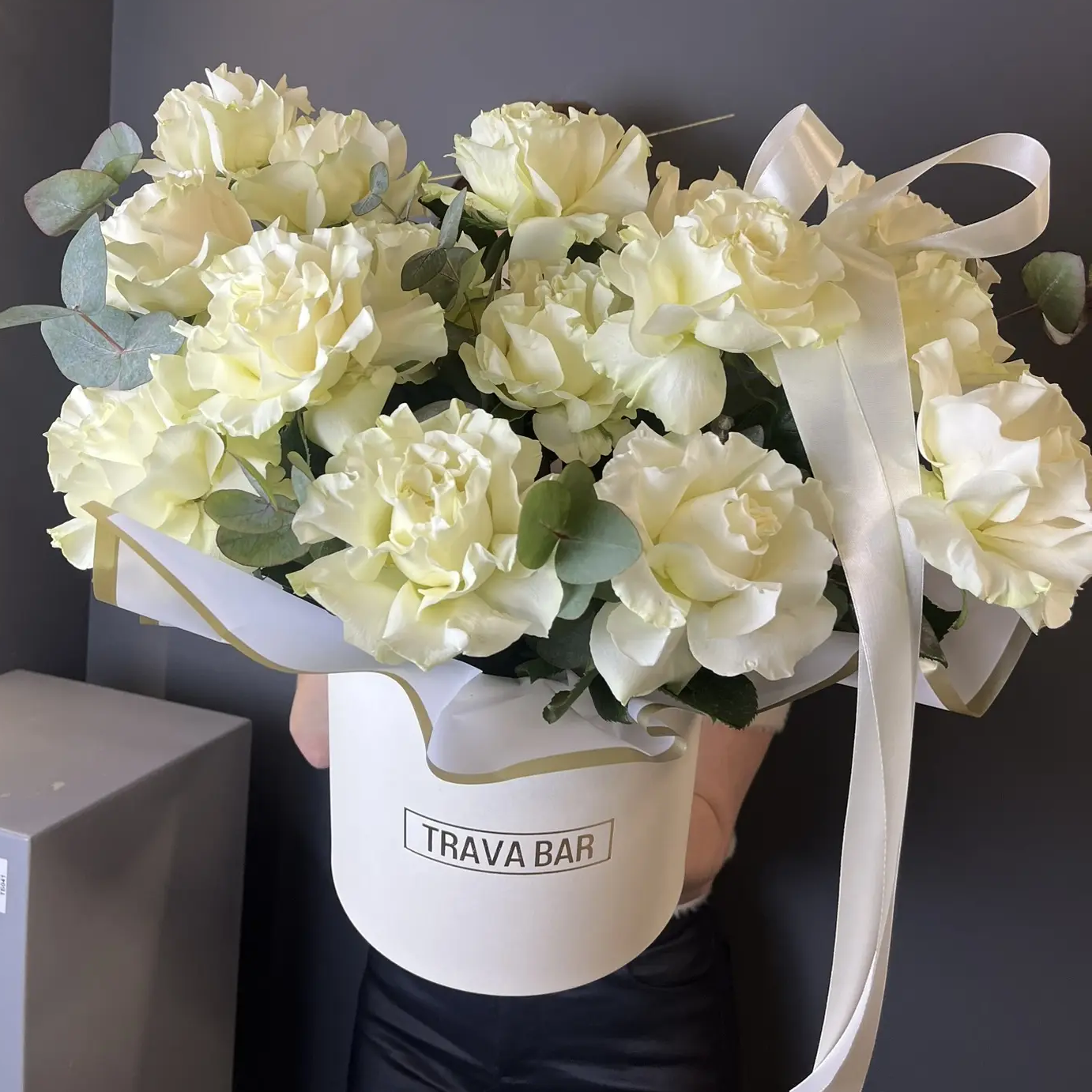 Композиция из 15 белых французских роз с эвкалиптом