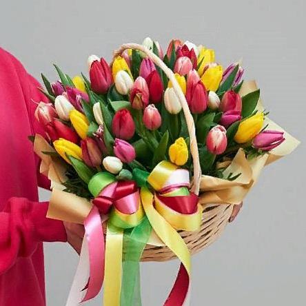 Композиция "75 разноцветных тюльпанов в корзине"