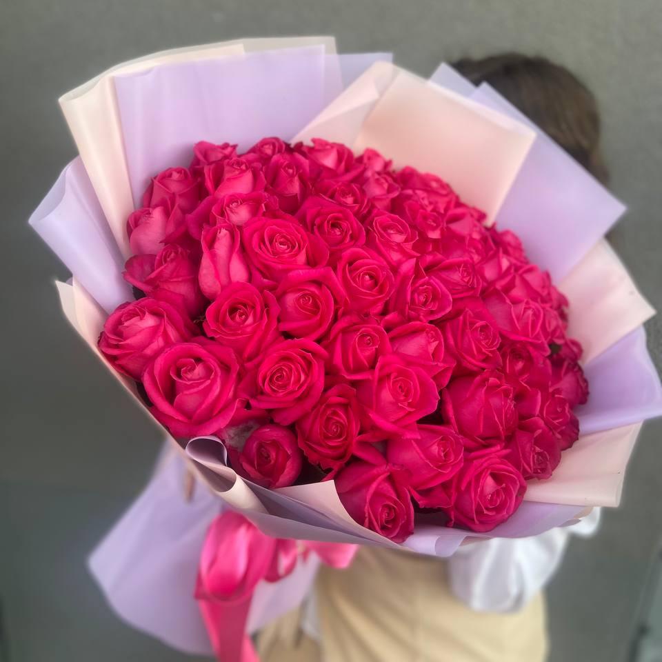 51 вишневая роза 50/60 см в оформлении фото 1