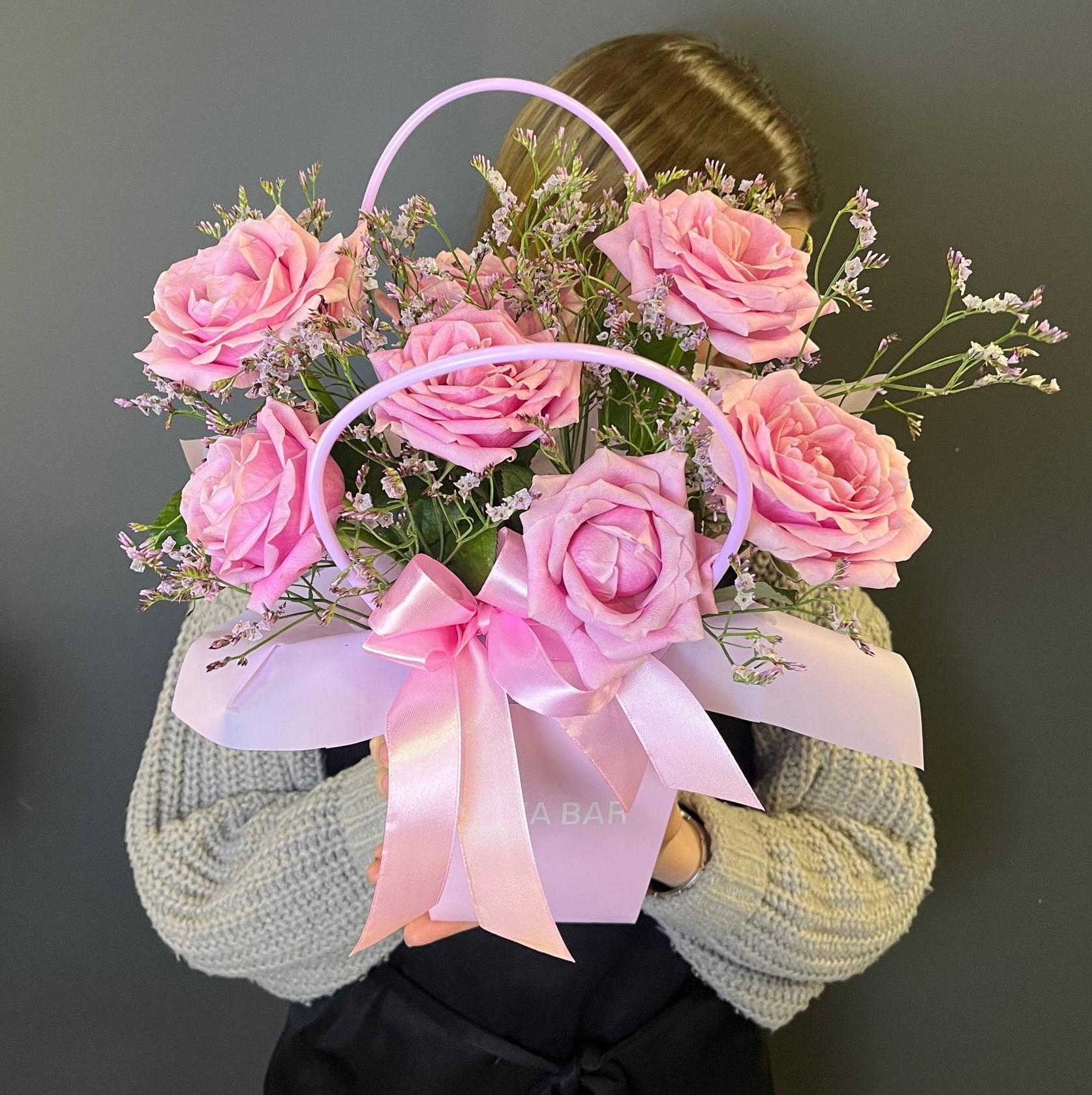 Нежная композиция розовых роз с лимониумом фото 1