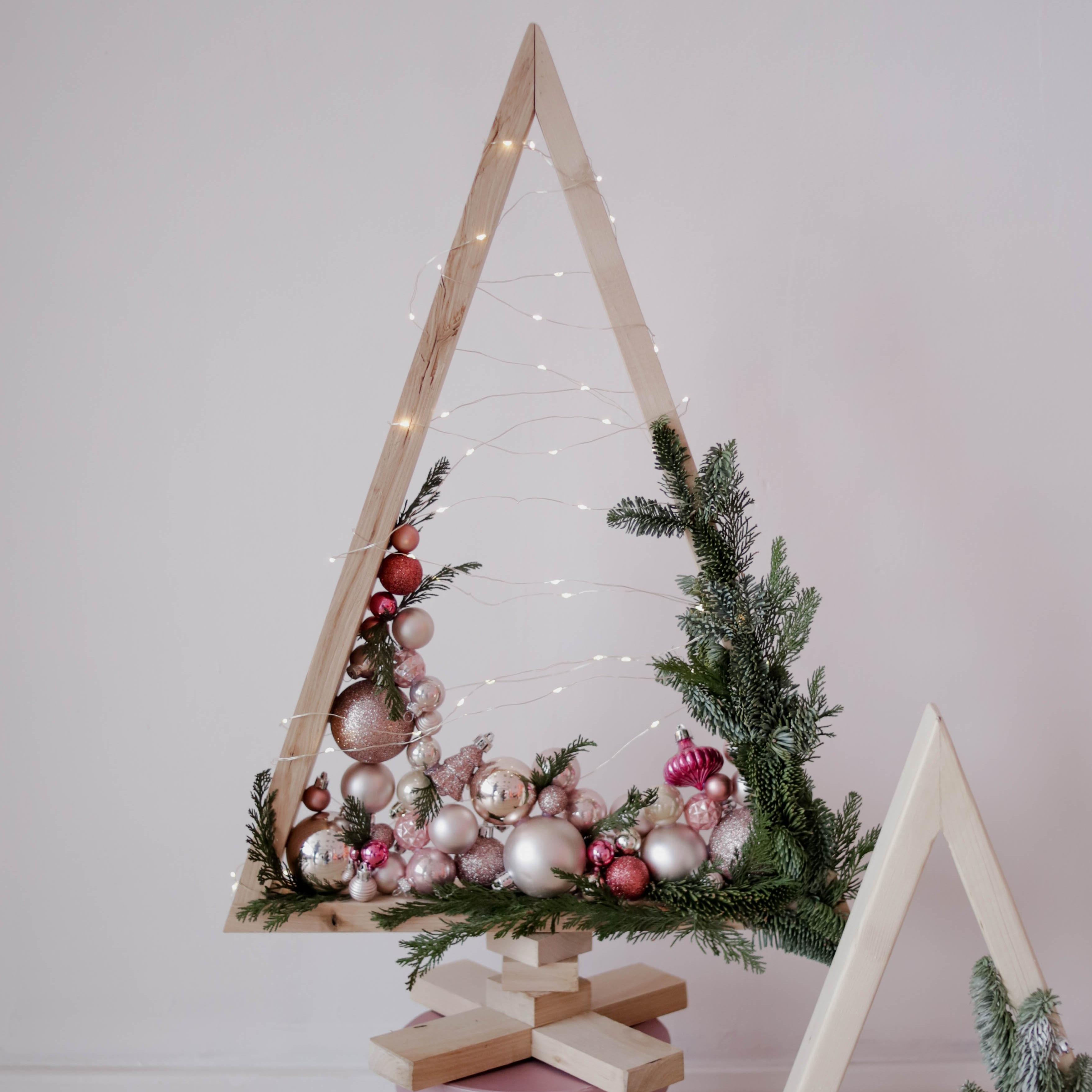 Композиция "Новогодняя красавица с гирляндой" фото 1