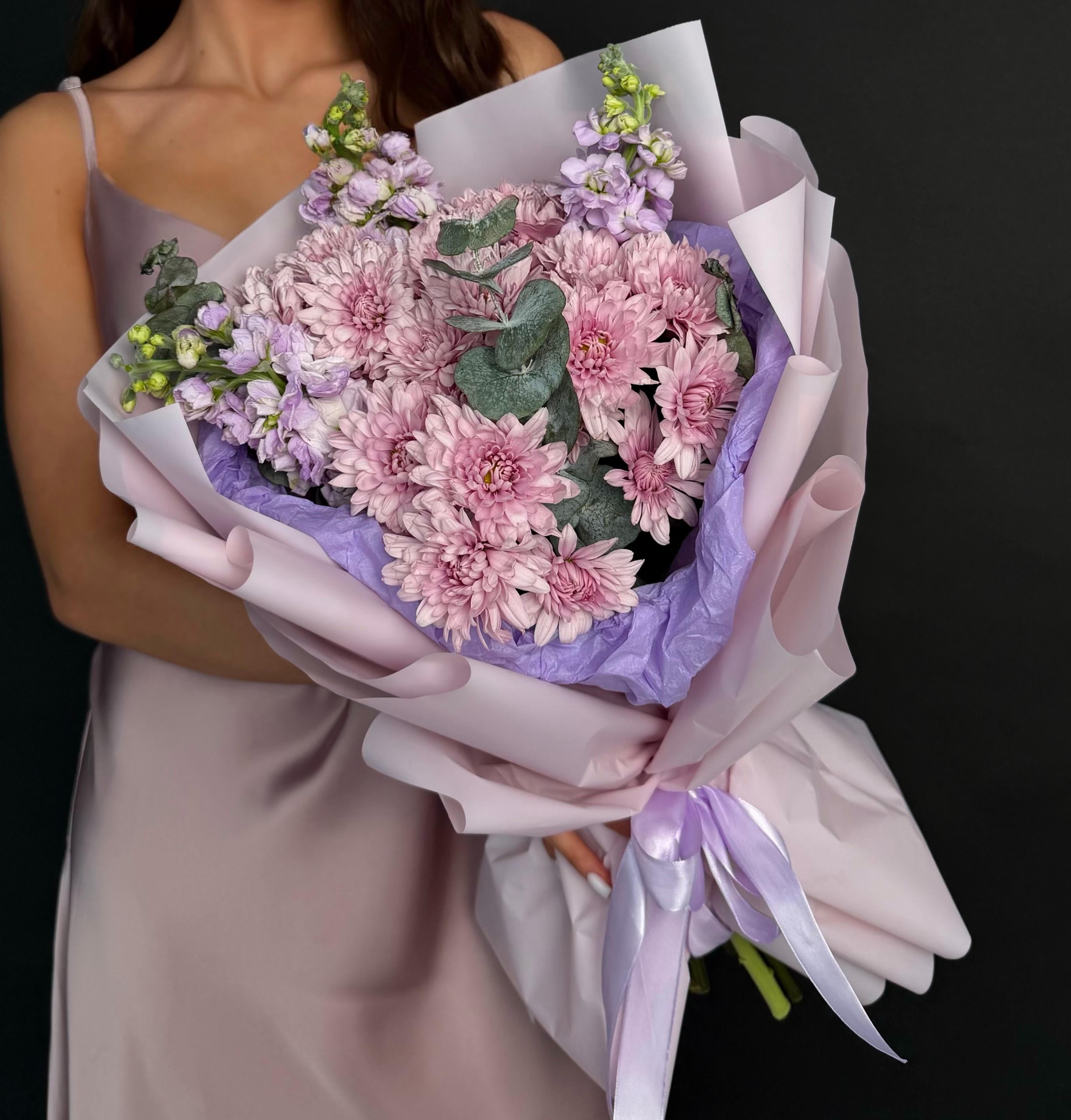 Сиреневый букет из хризантем, маттиолы и ароматного эвкалипта