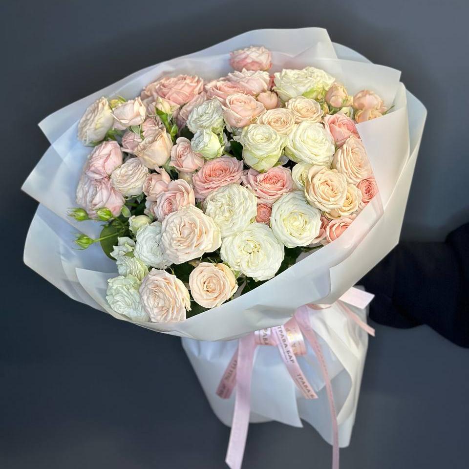 Букет "21 нежная кустовая пионовидная роза"