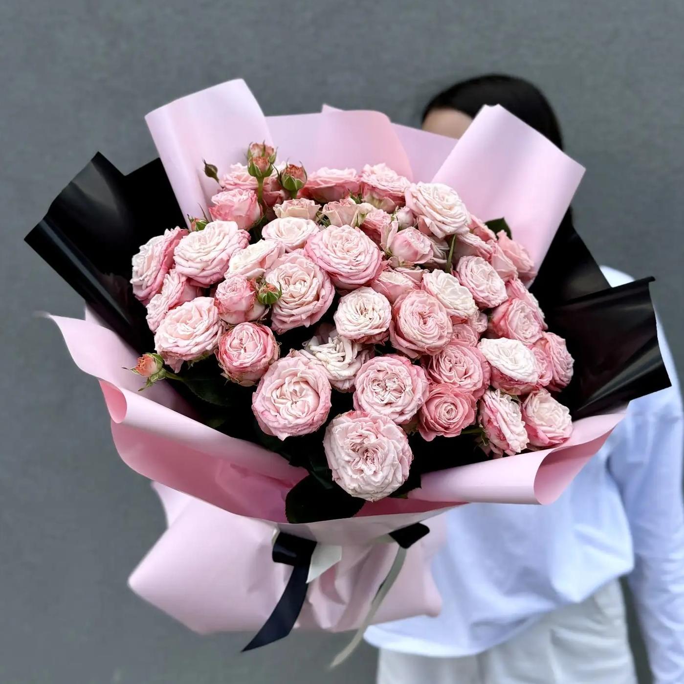 Букет из 25 розовых кустовых роз 40/50 см
